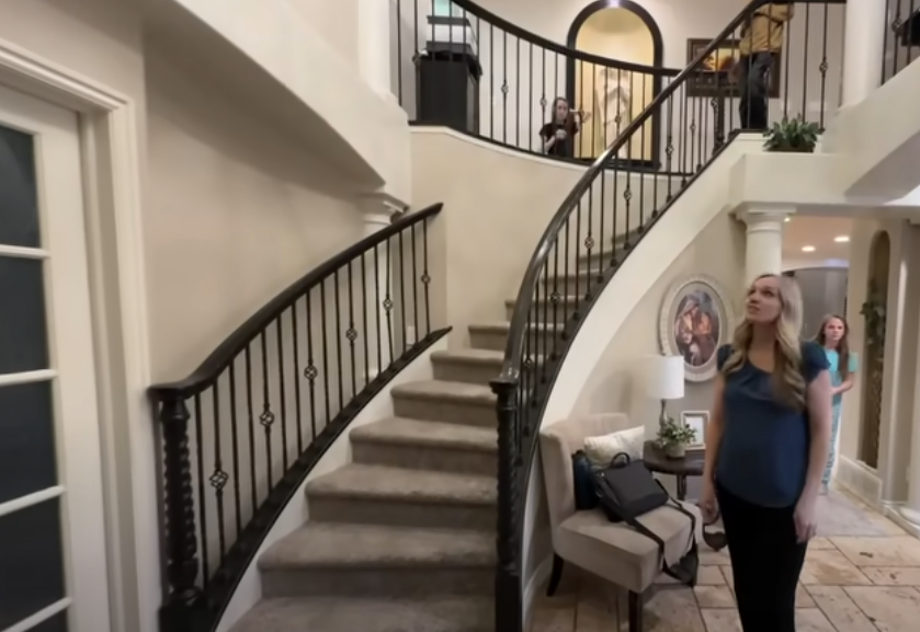 L'escalier | Source : Youtube.com/Real Mom Real Solutions