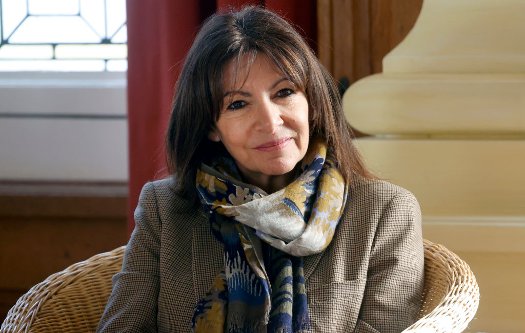 La maire de Paris Anne Hidalgo participant à une conférence de presse sur le thème : "Faire des Jeux olympiques et paralympiques de 2024 un tremplin pour le cyclisme" le 14 février 2023 à Paris, France. | Source : Getty Images