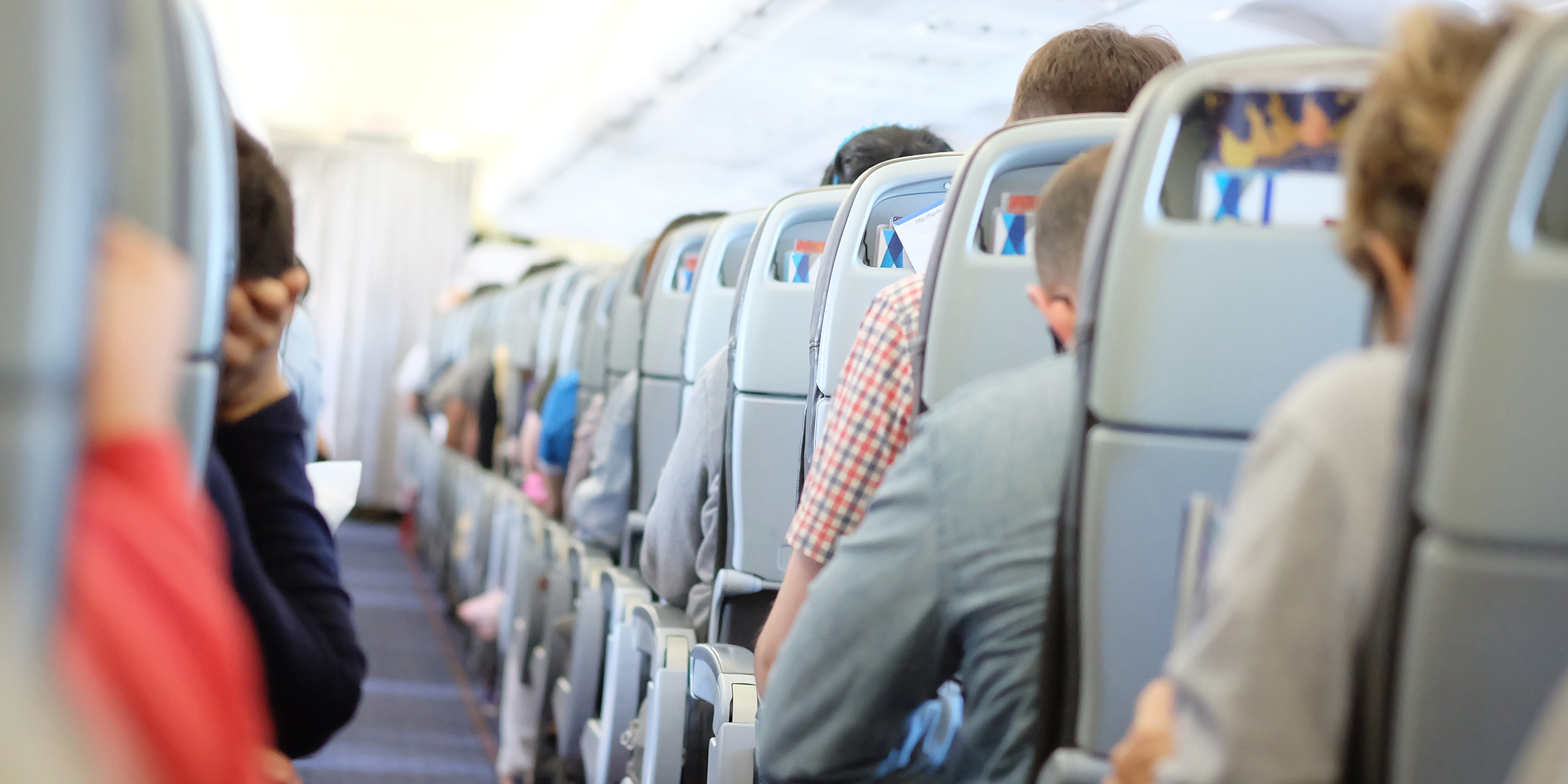 Passagers assis en classe économique pendant un vol commercial | Source : Shutterstock