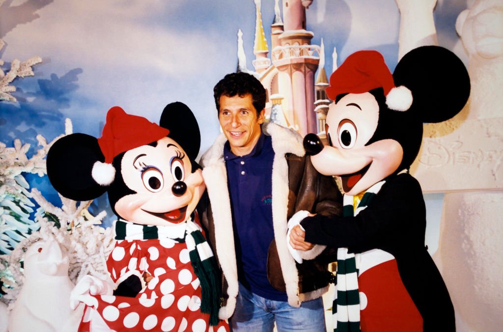 Nagui entouré de Mickey et Minnie à Disneyland Paris, en novembre 1997. | Photo : Getty Images
