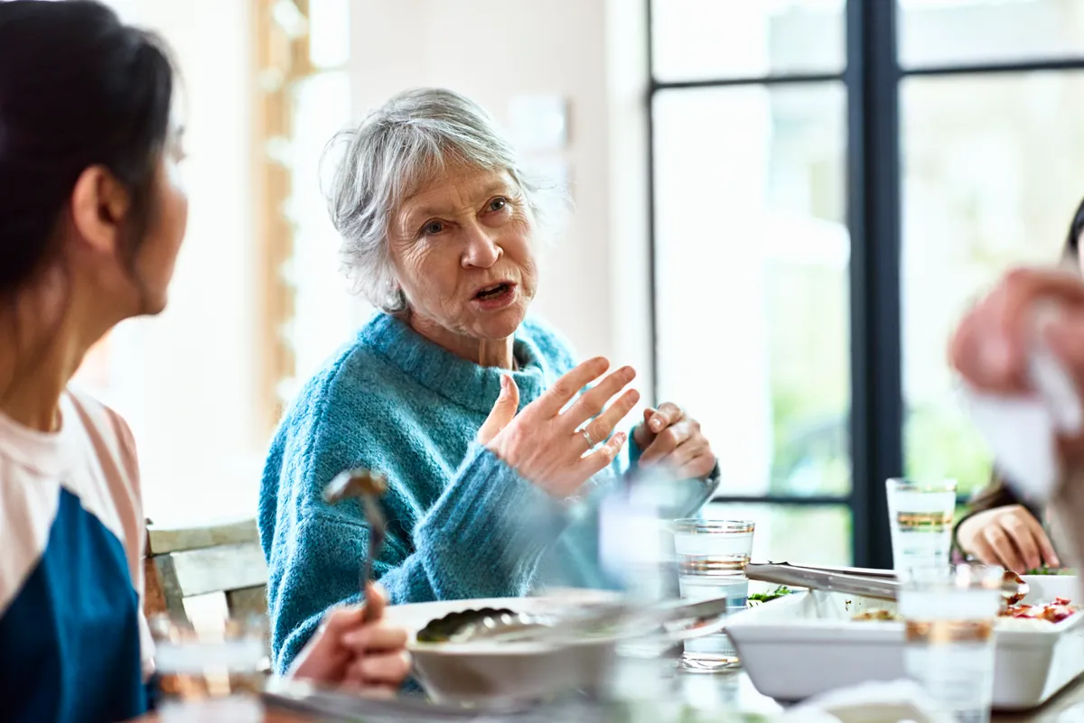 Une grand-mère racontant des histoires à la table du dîner | Source : Getty Images
