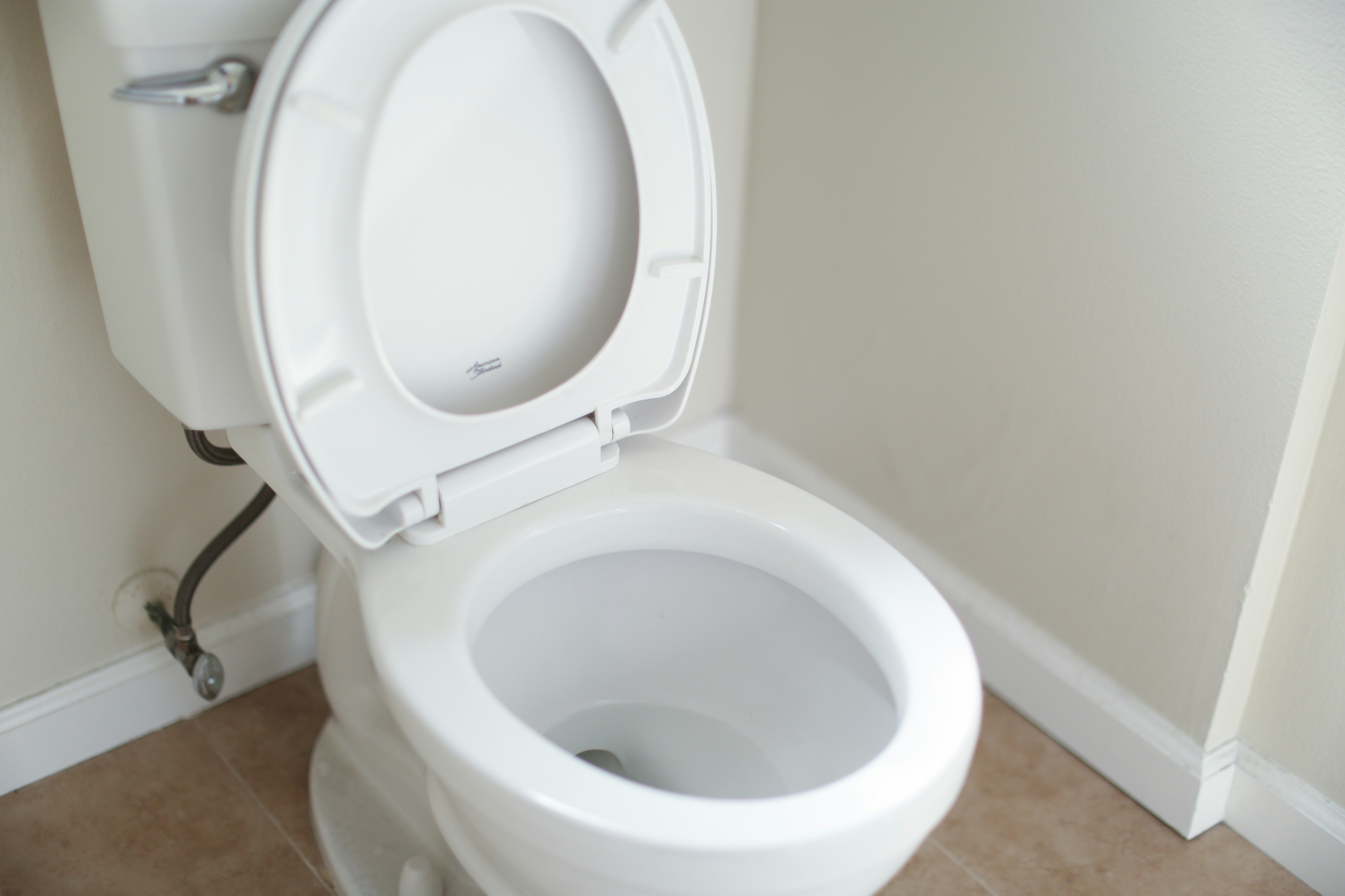 Gros plan sur des toilettes en céramique blanche | Source : Unsplash
