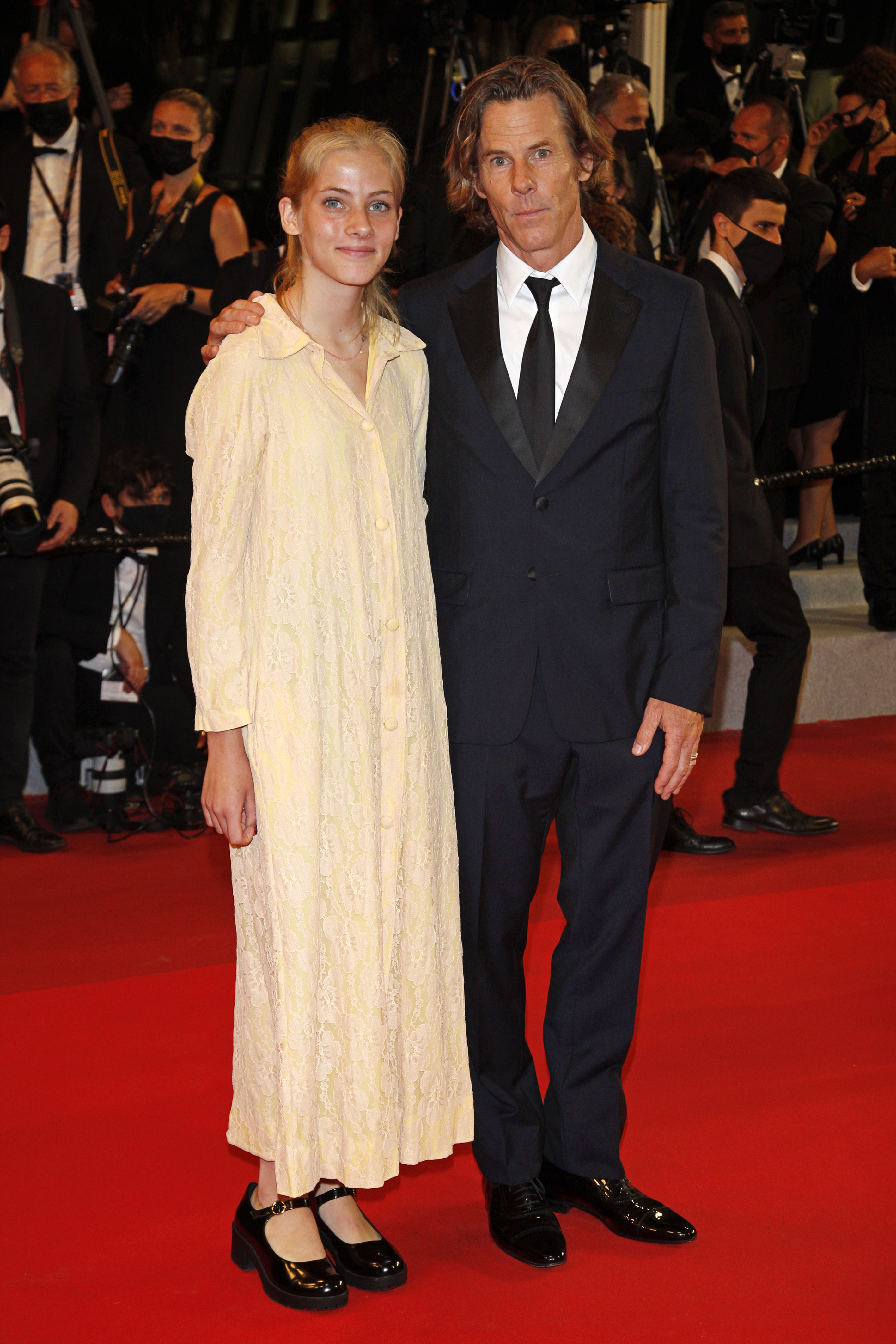 Danny Moder et Hazel Moder arrivent à la première de "Flag Day" lors du 74e Festival de Cannes à Cannes, en France, le 10 juillet 2021. | Source : Getty Images