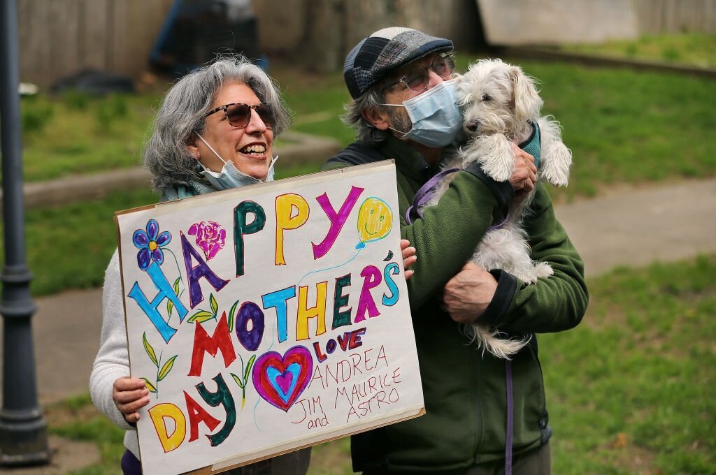 BOSTON, MA - 10 MAI : Andrea Tamkin tient un signe qu'elle a fait pour sa mère Ruth Tamkin à Boston, le 10 mai 2020. | Photo : Getty Images