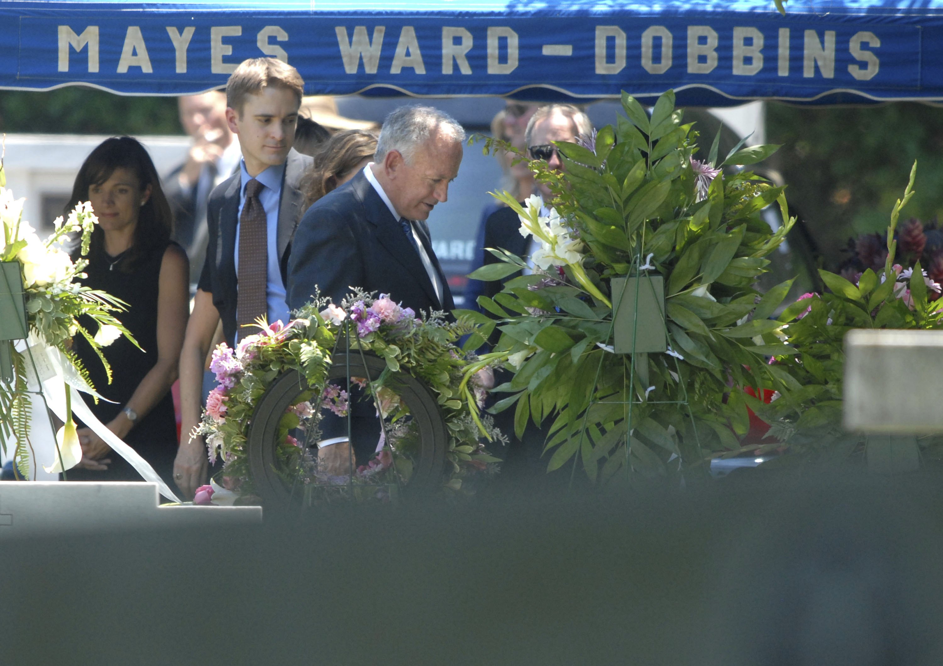 John Ramsey se recueille sur la tombe de JonBenet Ramsey le 29 juin 2006 à Marietta, en Géorgie. | Source : Getty Images