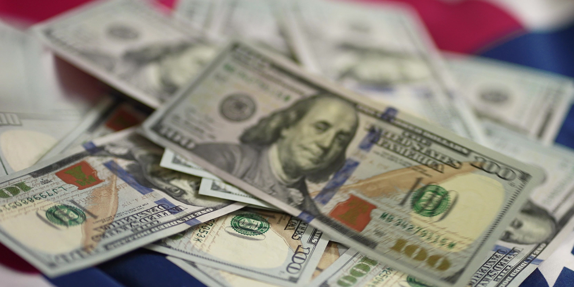 Billets de banque sur une table | Source : Shutterstock