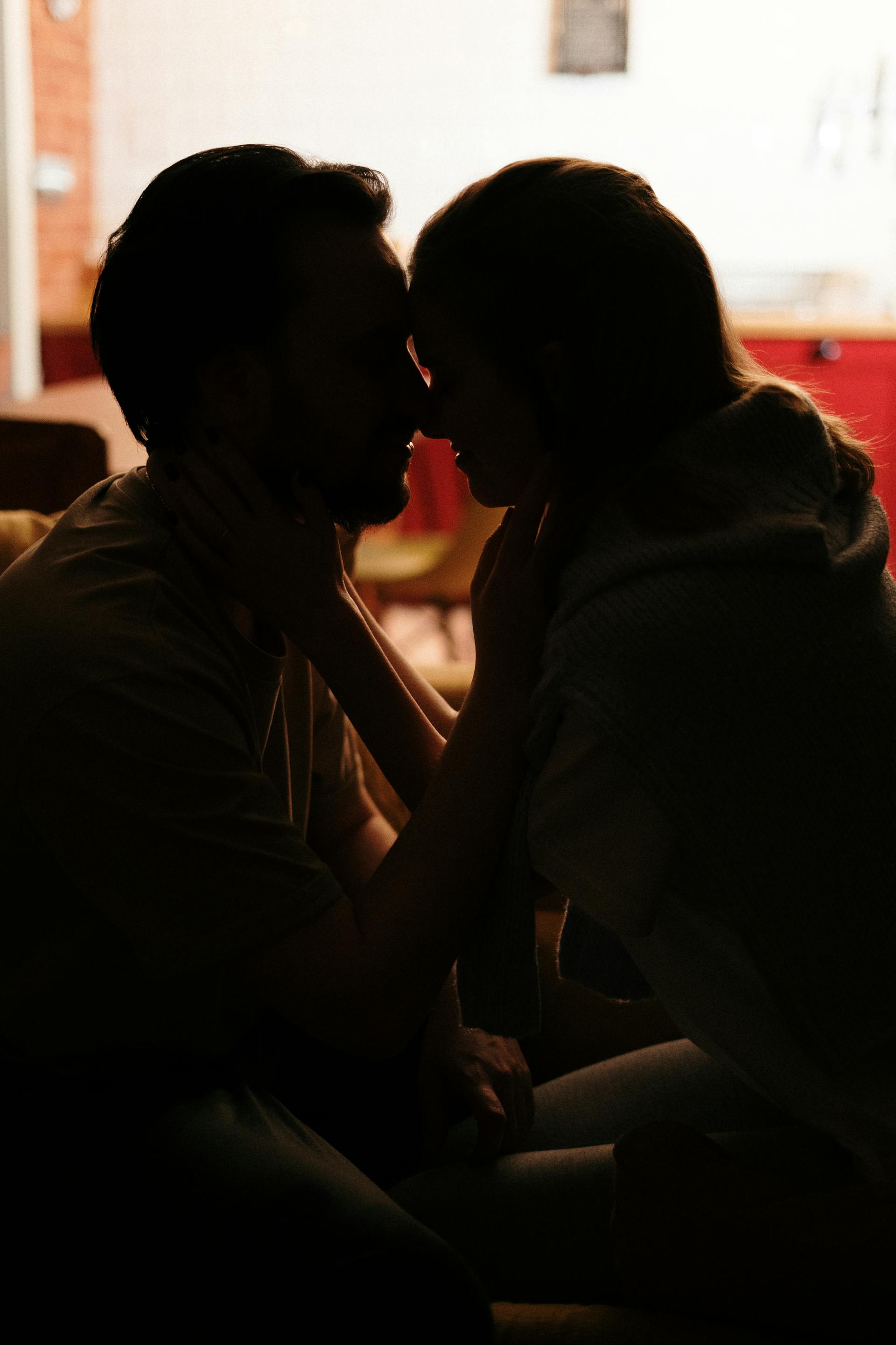 Un couple partageant un moment de tendresse | Source : Pexels