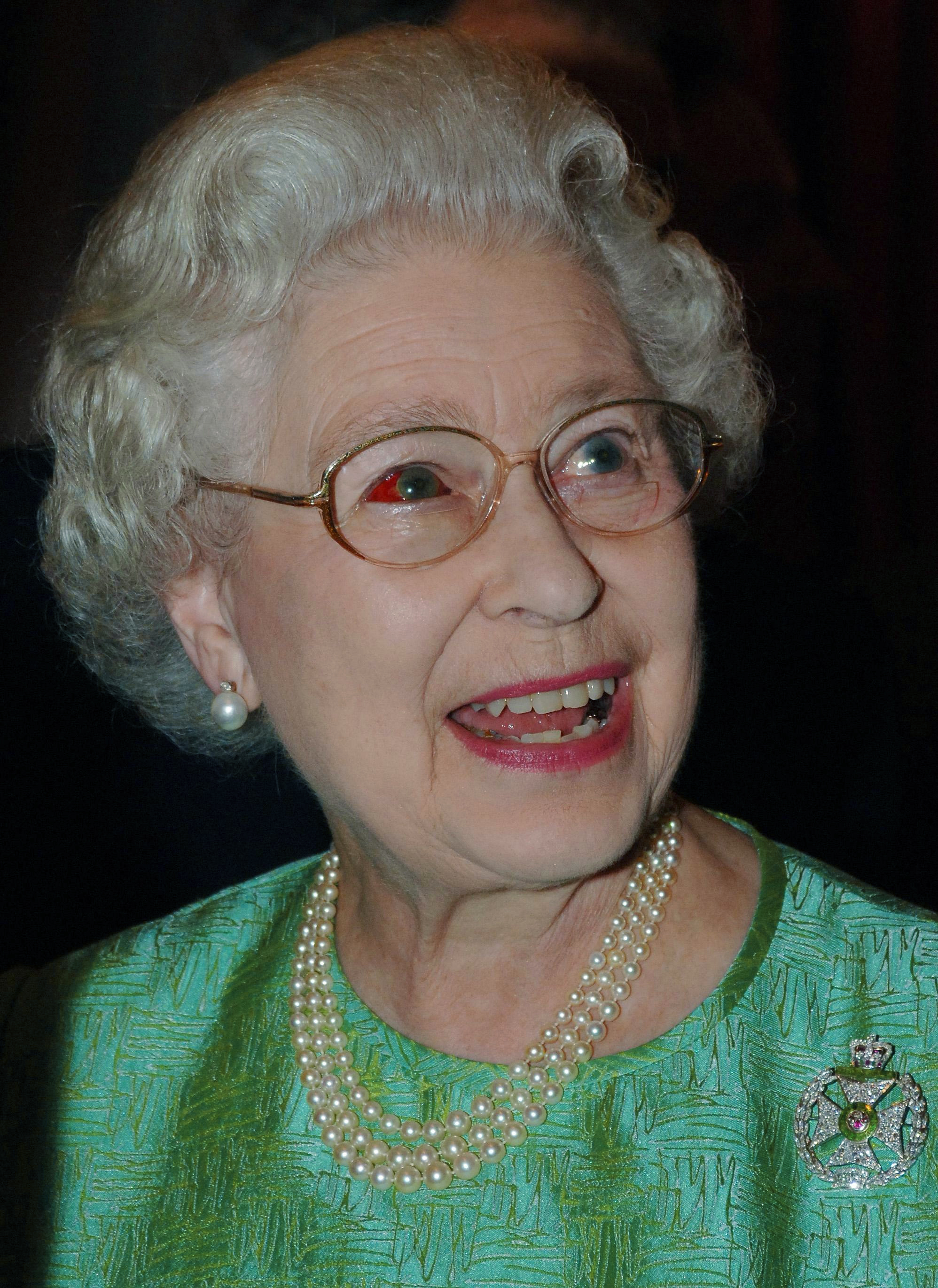 Dans un moment de franchise, on voit la reine Elizabeth II sourire lors d'une rencontre avec l'infanterie des Royal Green Jackets en 2006. Sa tenue émeraude et ses perles restent classiques, mais c'est le vaisseau sanguin éclaté dans son œil qui attire l'attention.