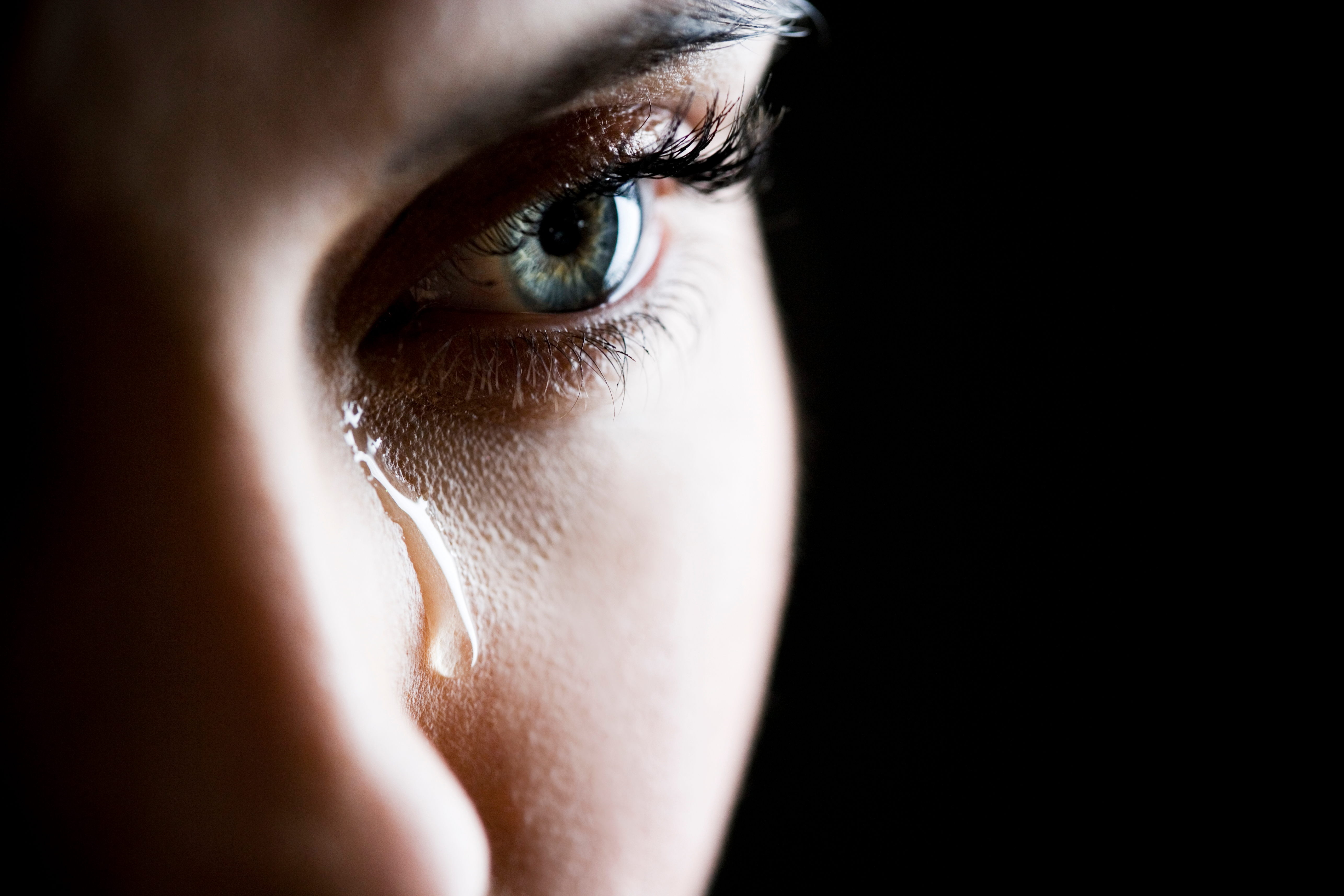 Primer plano de una mujer llorando | Fuente: Shutterstock