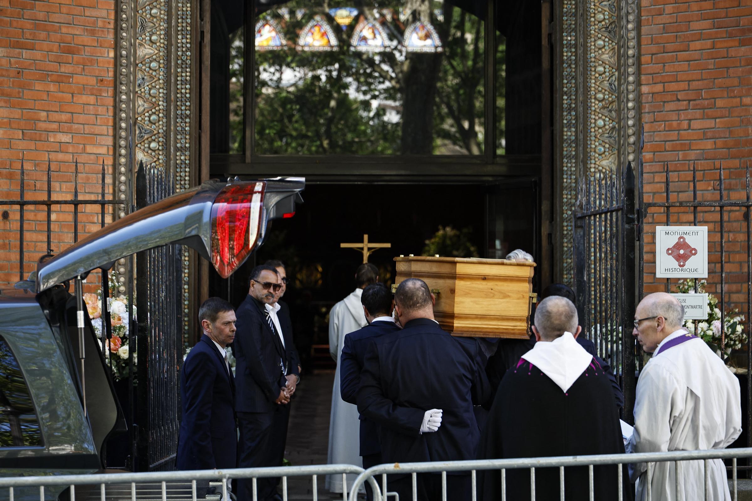 Transport du cercueil de l'actrice française Nadia Fares à l'intérieur de l'église Saint-Jean-de-Montmartre à l'occasion de ses funérailles à Paris, le 24 avril 2026. Nadia Fares est décédée le 17 avril 2026, à l'âge de 57 ans, après avoir été retrouvée inconsciente dans une piscine à Paris et avoir passé plusieurs jours dans le coma I Source : Getty Images
