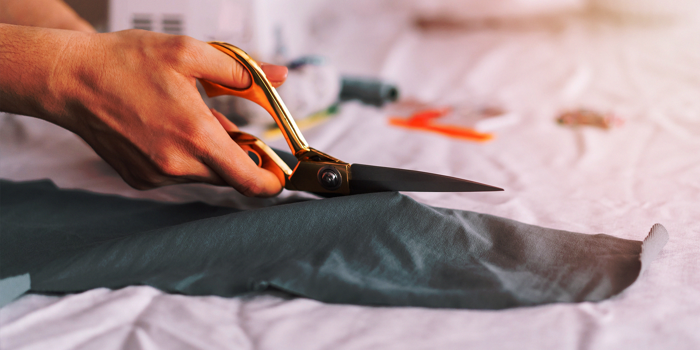 Une personne en train de découper du tissu | Source : Shutterstock