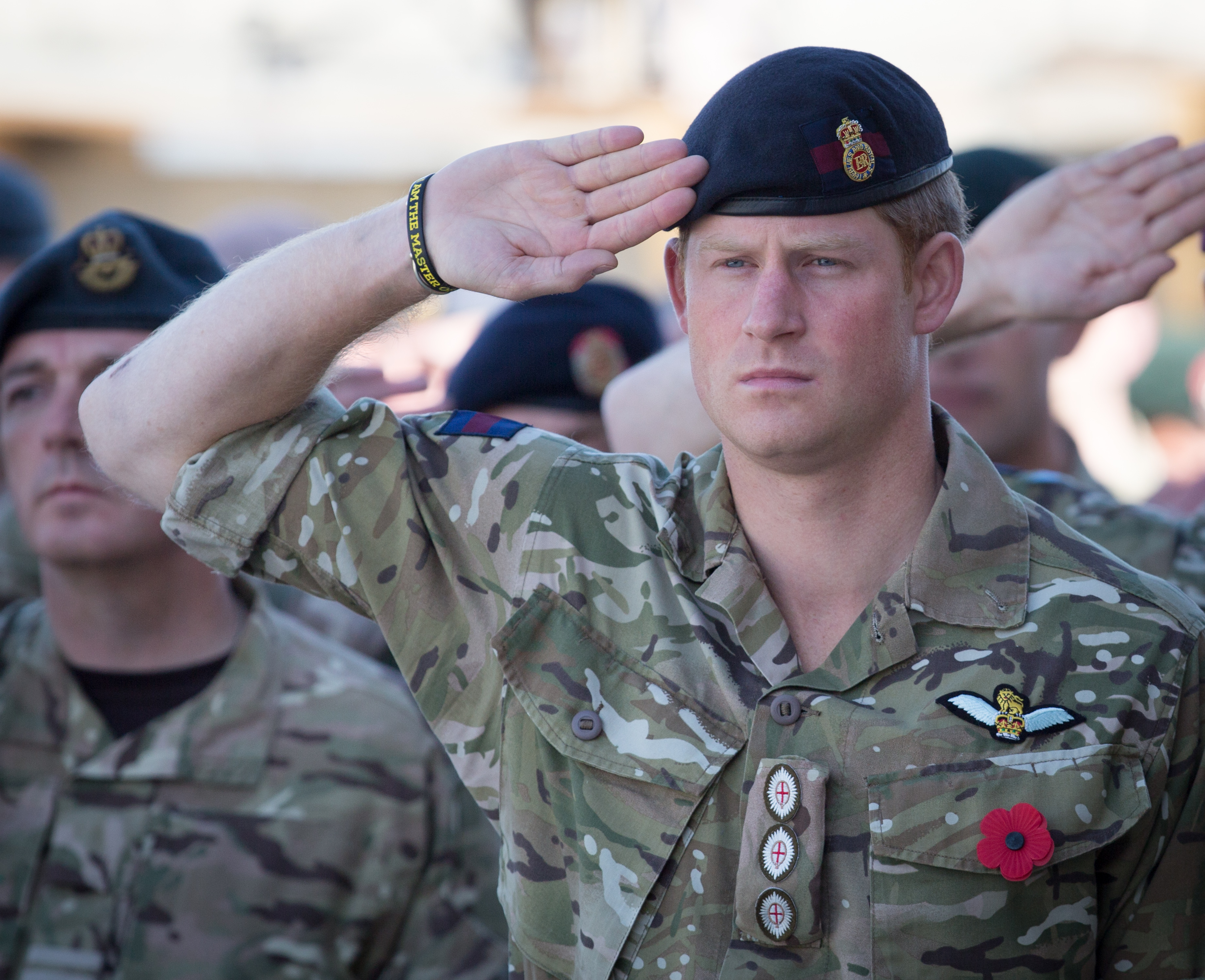 Le prince Harry s'est rassemblé avec d'autres troupes britanniques pour un service du dimanche du Souvenir à l'aérodrome de Kandahar, en Afghanistan, le 9 novembre 2014 | Source : Getty Images