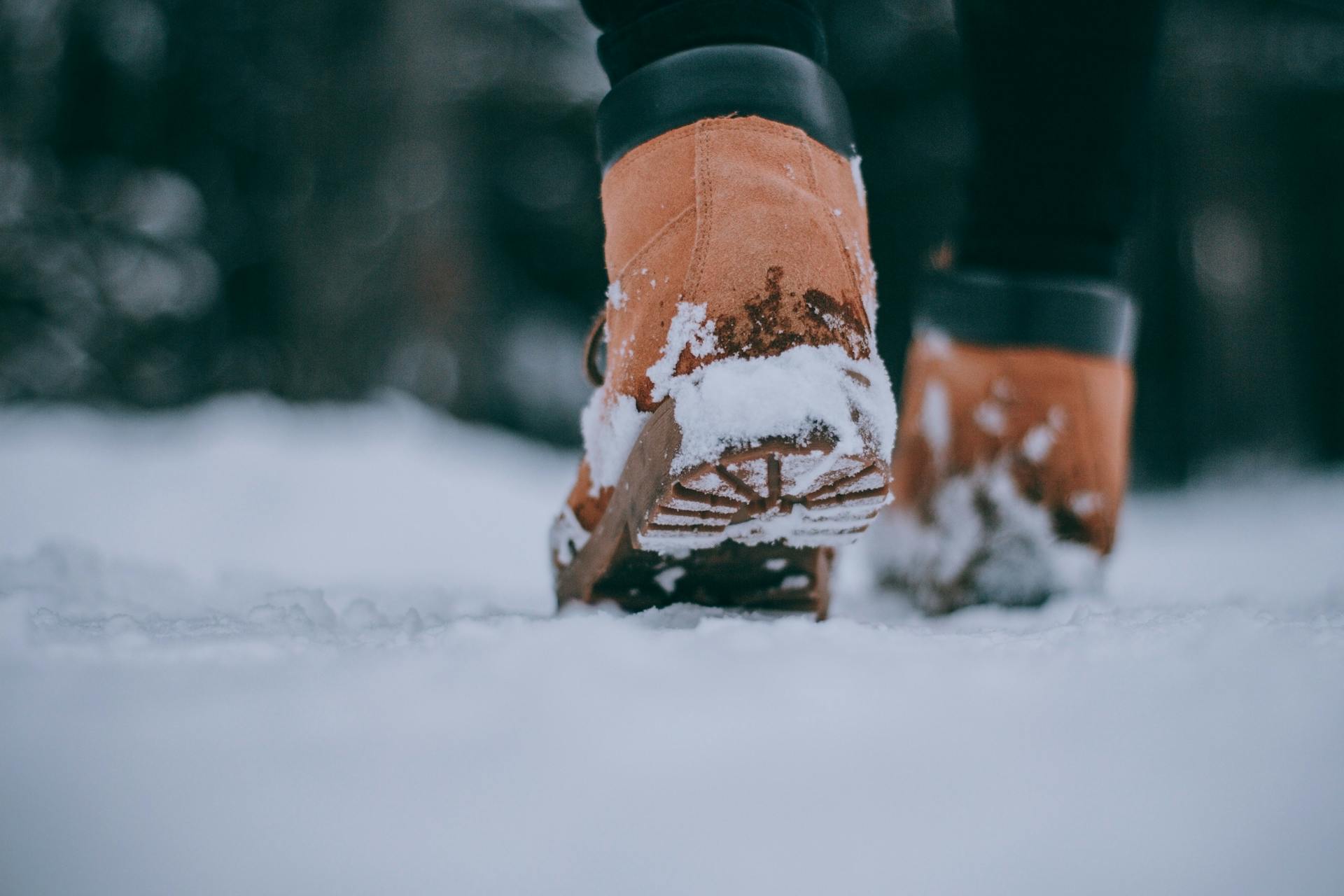 Une femme marchant sur la neige | Source : Pexels