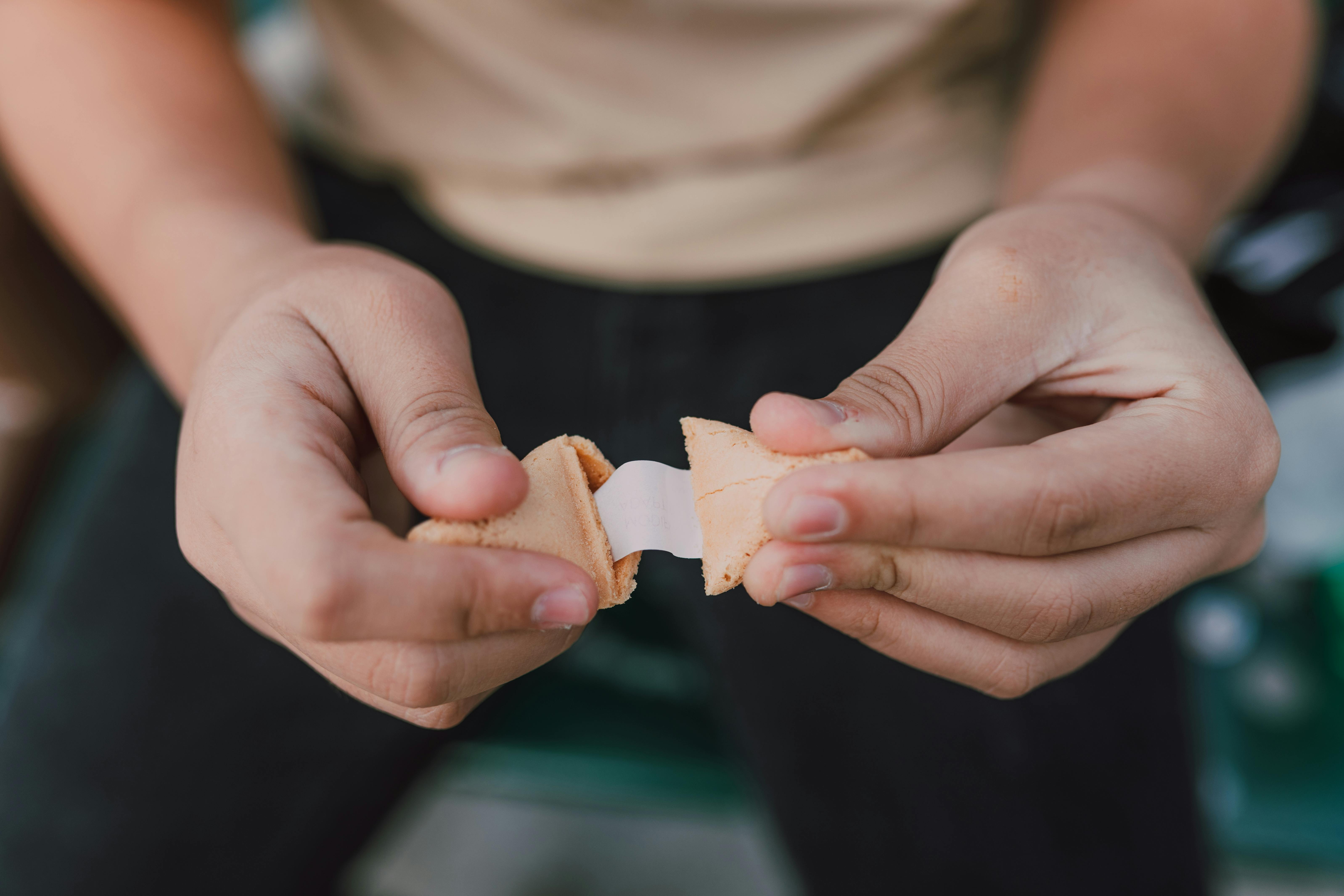 Ouvrir un biscuit chinois | Source : Pexels