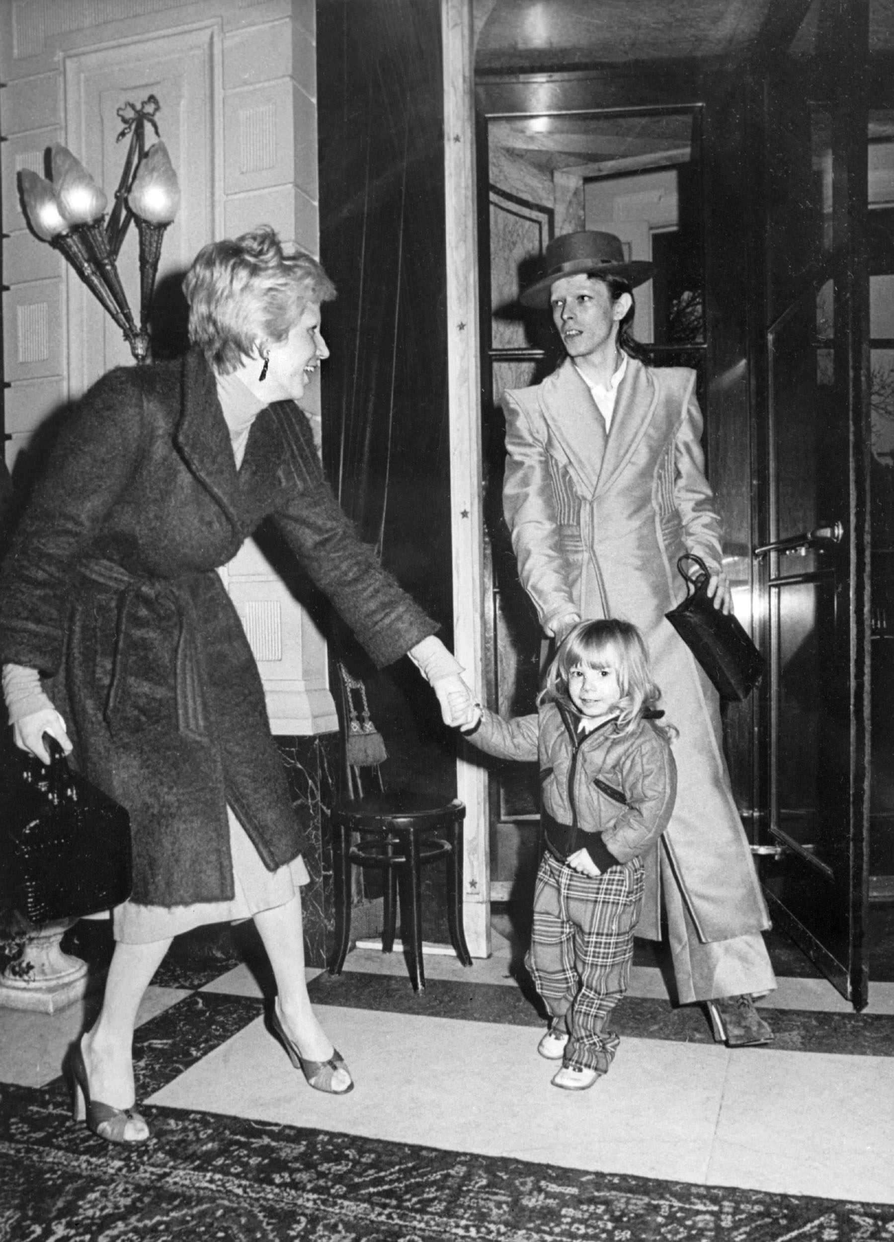 David Bowie, son ex-femme Angela et leur fils Zowie le 17 février 1974 | Source : Getty Images