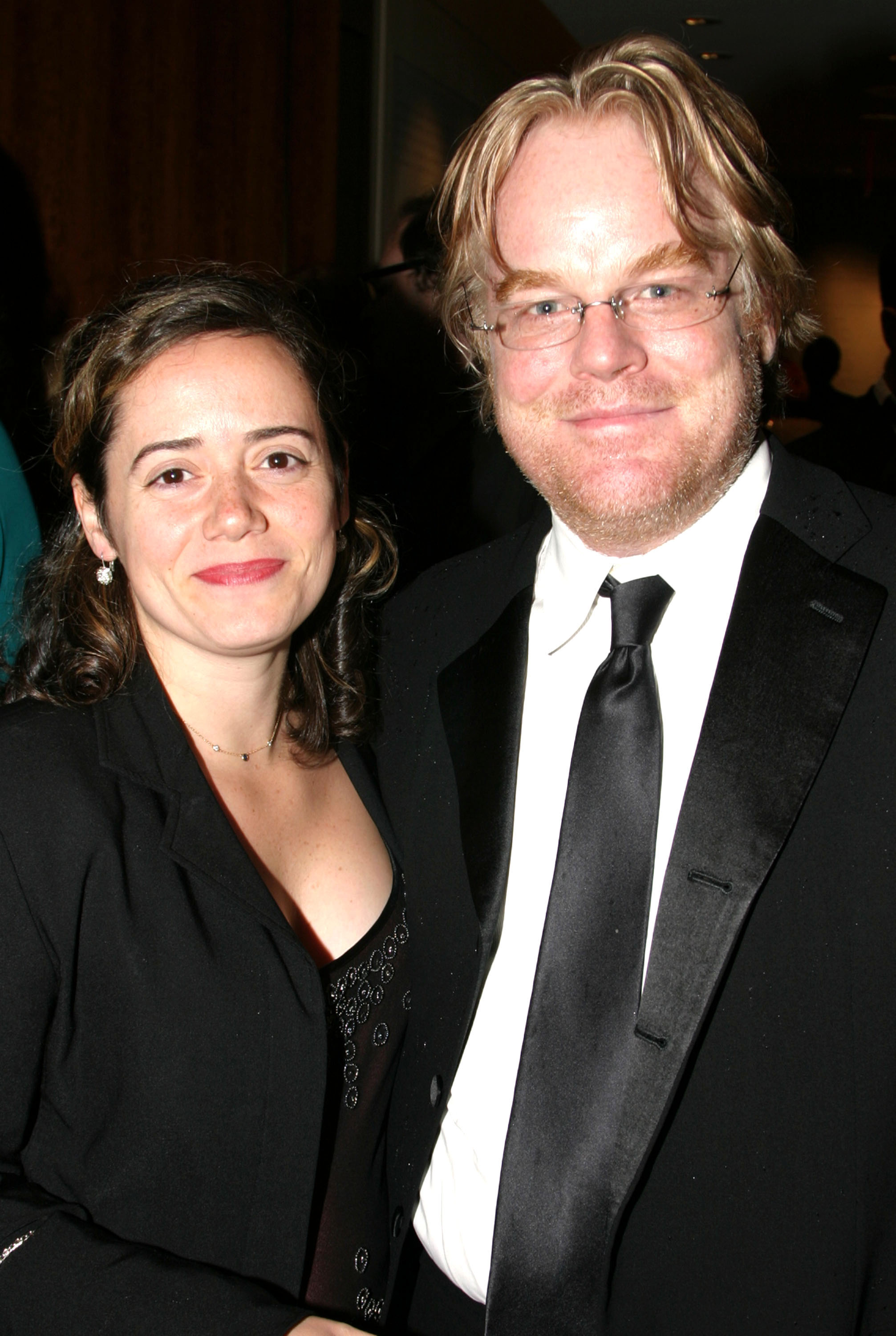 Mimi O'Donnell et Philip Seymour Hoffman lors de la soirée d'ouverture de "The Violet Hour" à Broadway, à New York, le 6 novembre 2003 | Source : Getty Images