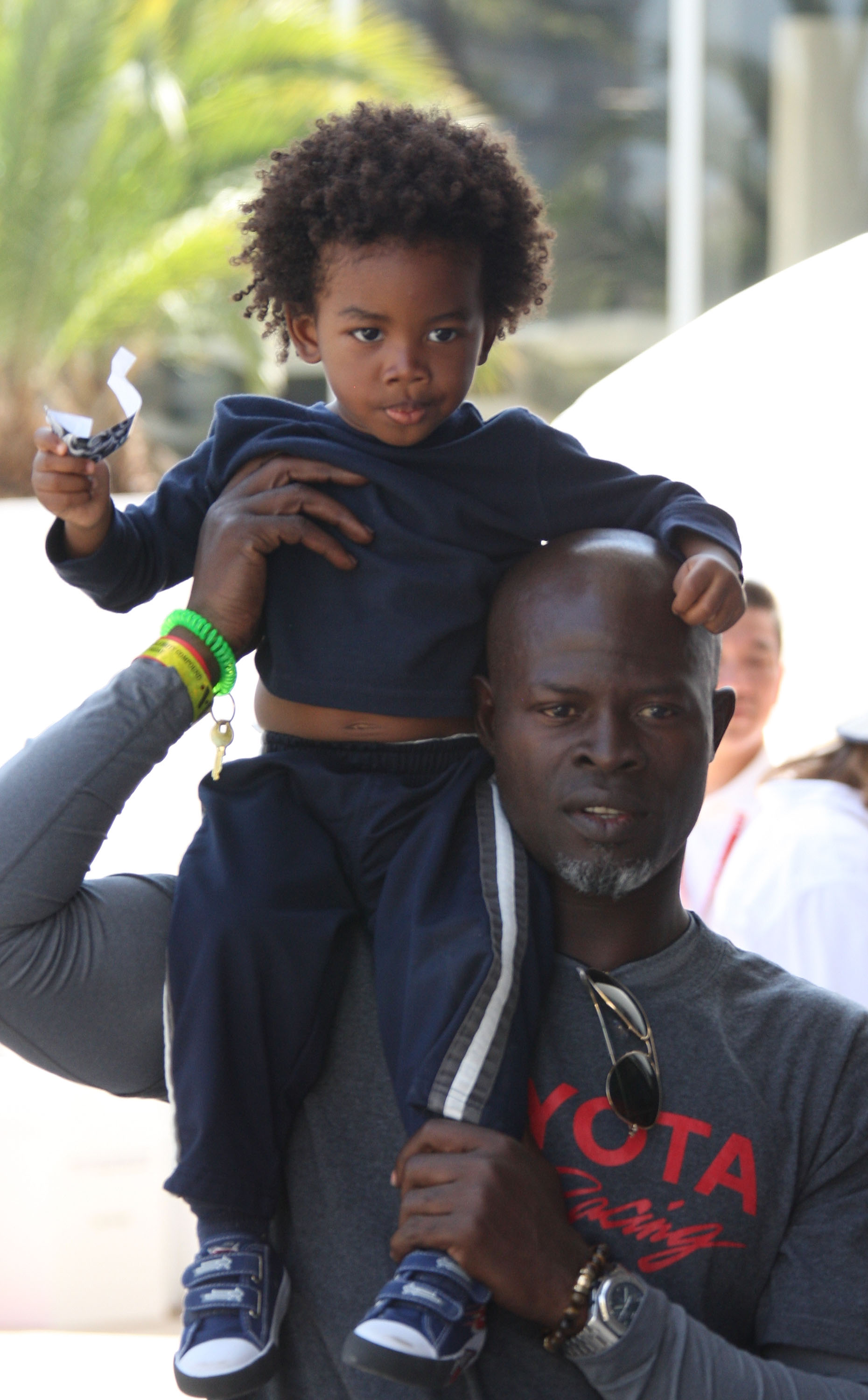 Djimon Hounsou porte Kenzo Lee Hounsou lors de la 35e course annuelle Toyota Pro/Celebrity Race, le 15 avril 2011, à Long Beach, en Californie | Source : Getty Images