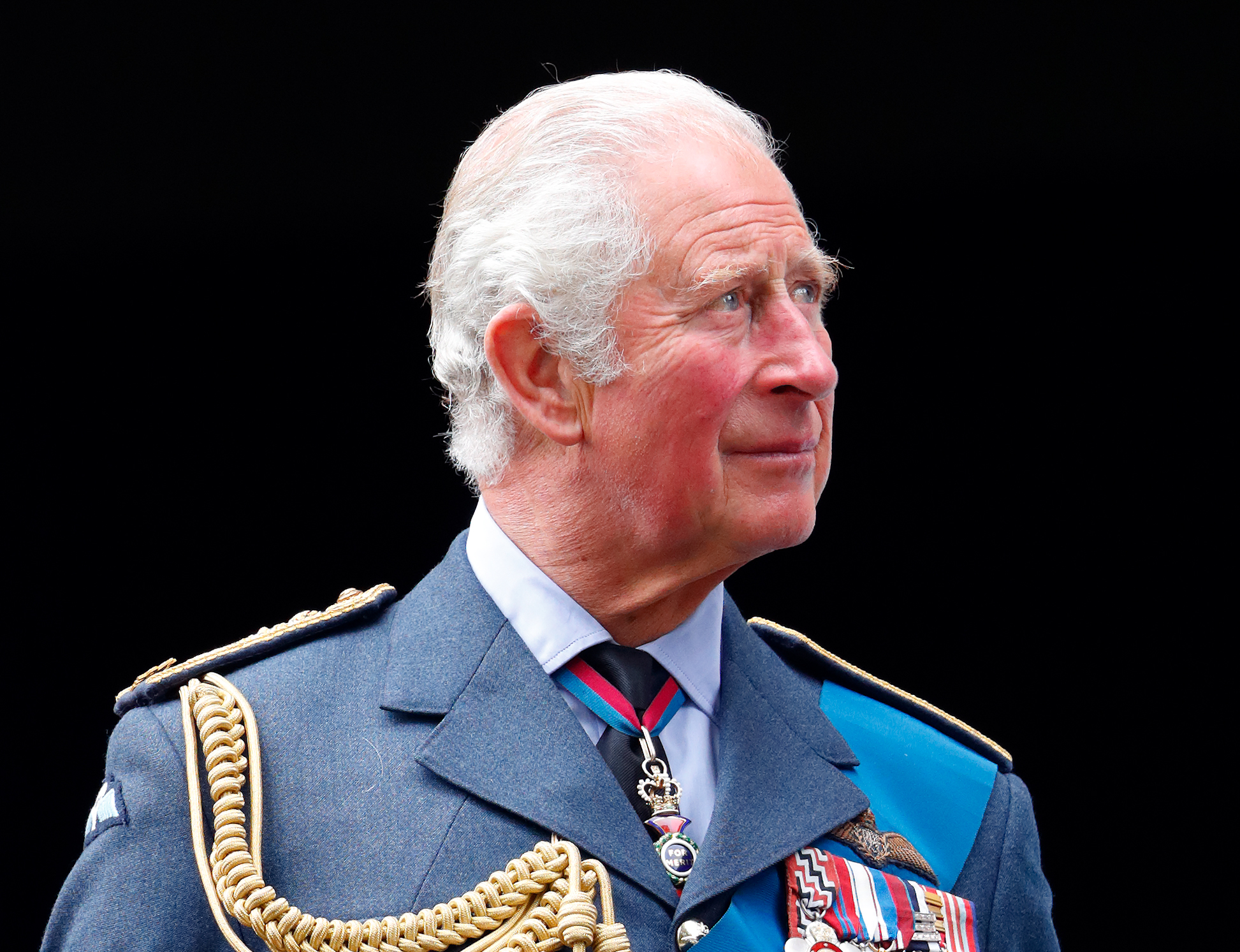 Le roi Charles observe un défilé aérien de Spitfire et d'Hurricane depuis le balcon de Church House après avoir assisté au service d'action de grâce et de redédication du 81e anniversaire de la bataille d'Angleterre à l'abbaye de Westminster, le 19 septembre 2021 à Londres, en Angleterre | Source : Getty Images