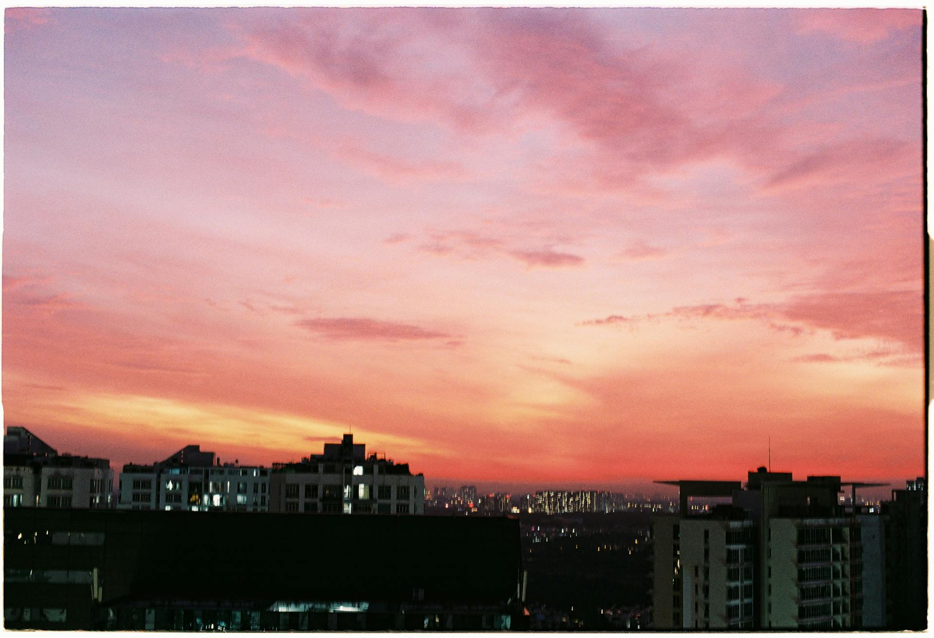 Coucher de soleil dans une ville | Source : Pexels