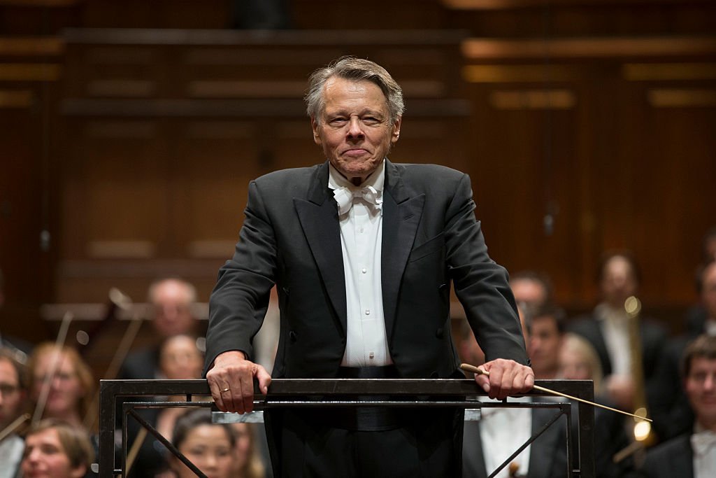 Le chef d'orchestre letton Mariss Jansons reçoit des applaudissements après son dernier concert avec le Royal Concertgebouw Orchestra le 20 mars 2015 à Amsterdam, aux Pays-Bas. | Photo : Getty Images