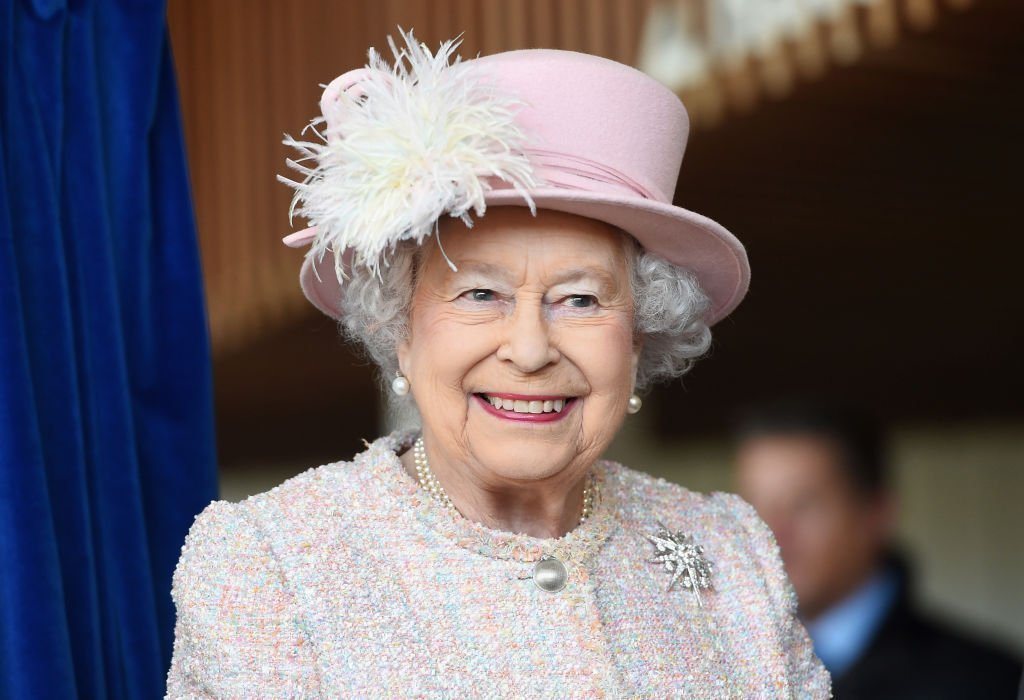 La reine Elizabeth II est vue au Chichester Theatre lors d'une visite dans le West Sussex | Photo: Getty Images