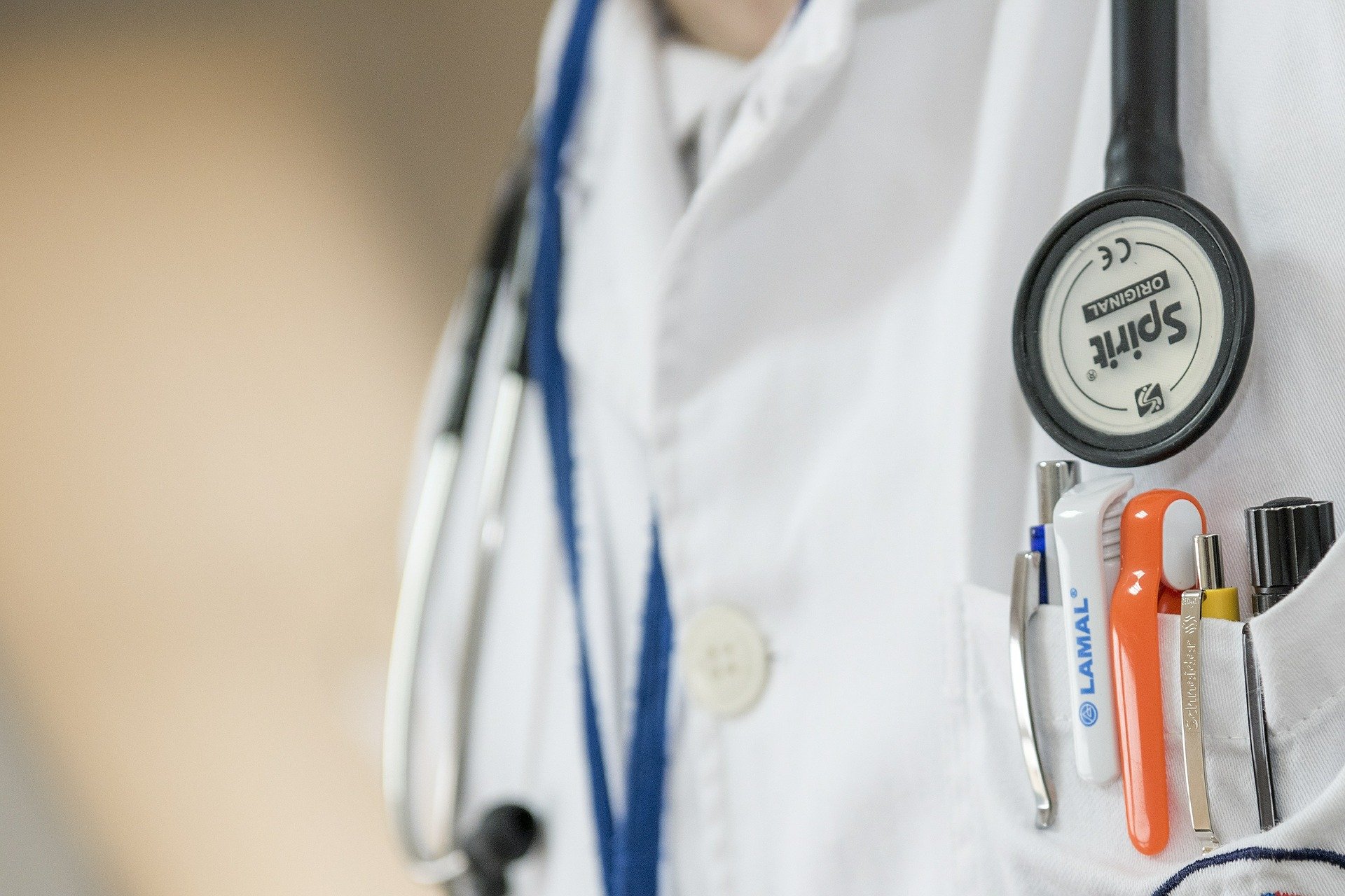 Un médecin portant un stéthoscope. | Photo : Pixabay