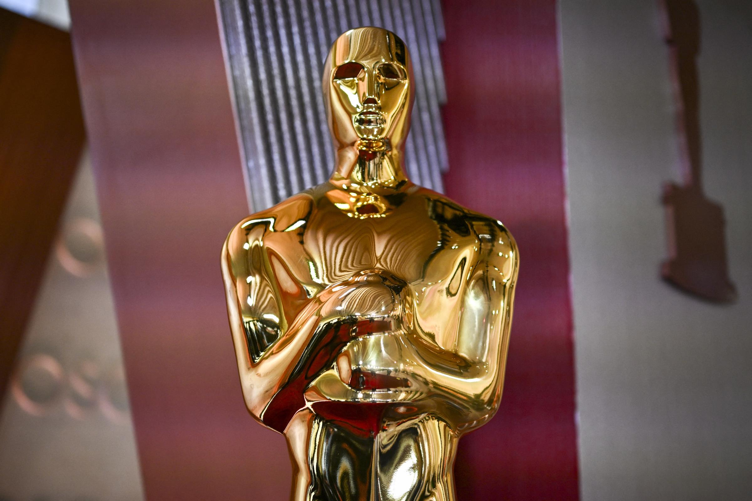 Une statue d'Oscar est photographiée sur le tapis rouge de la 97e cérémonie annuelle des Oscars au Dolby Theatre à Hollywood, Californie, le 28 février 2025 | Source : Getty Images