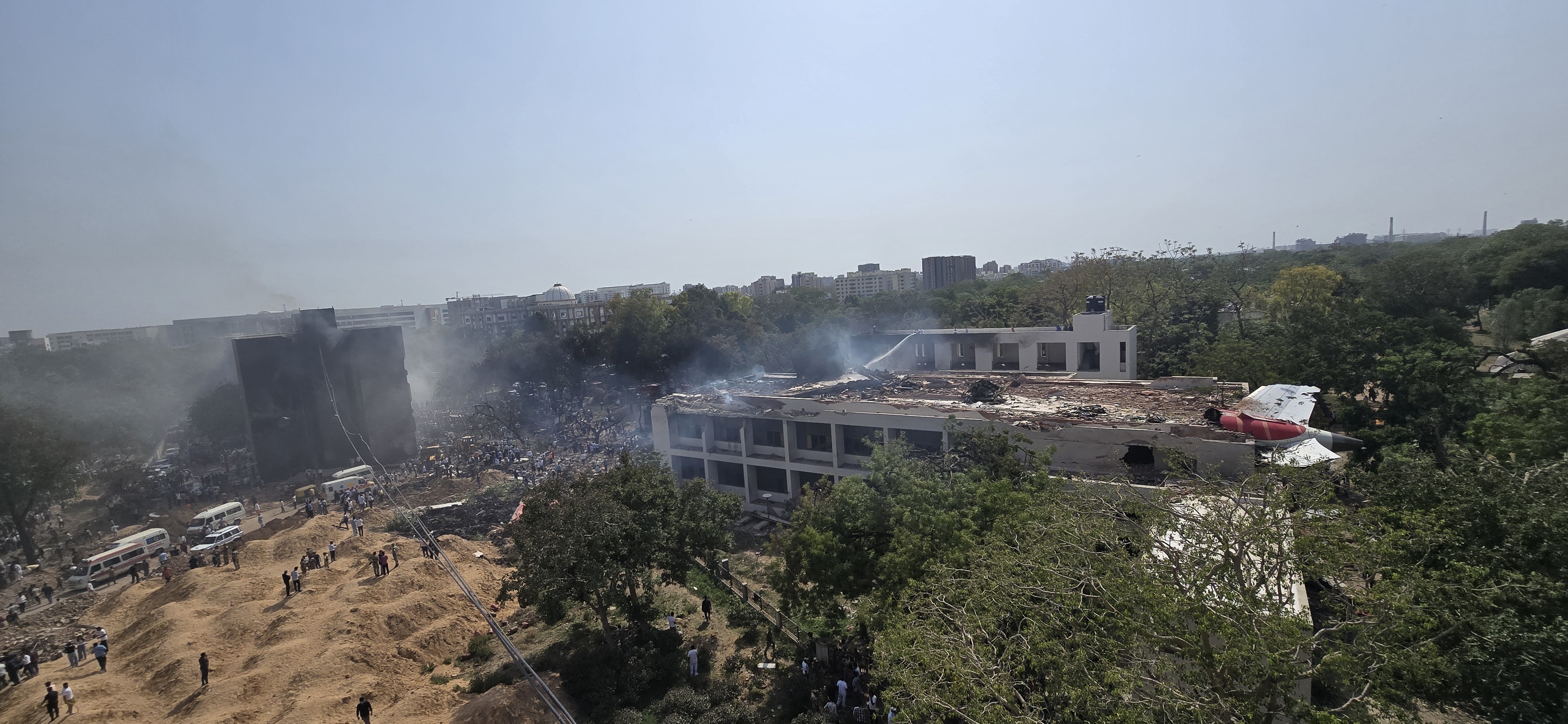 Une vue du site où un avion s'est écrasé peu après son décollage de l'aéroport international Sardar Vallabhbhai Patel, le 12 juin 2025, à Gujarat, en Inde | Source : Getty Images