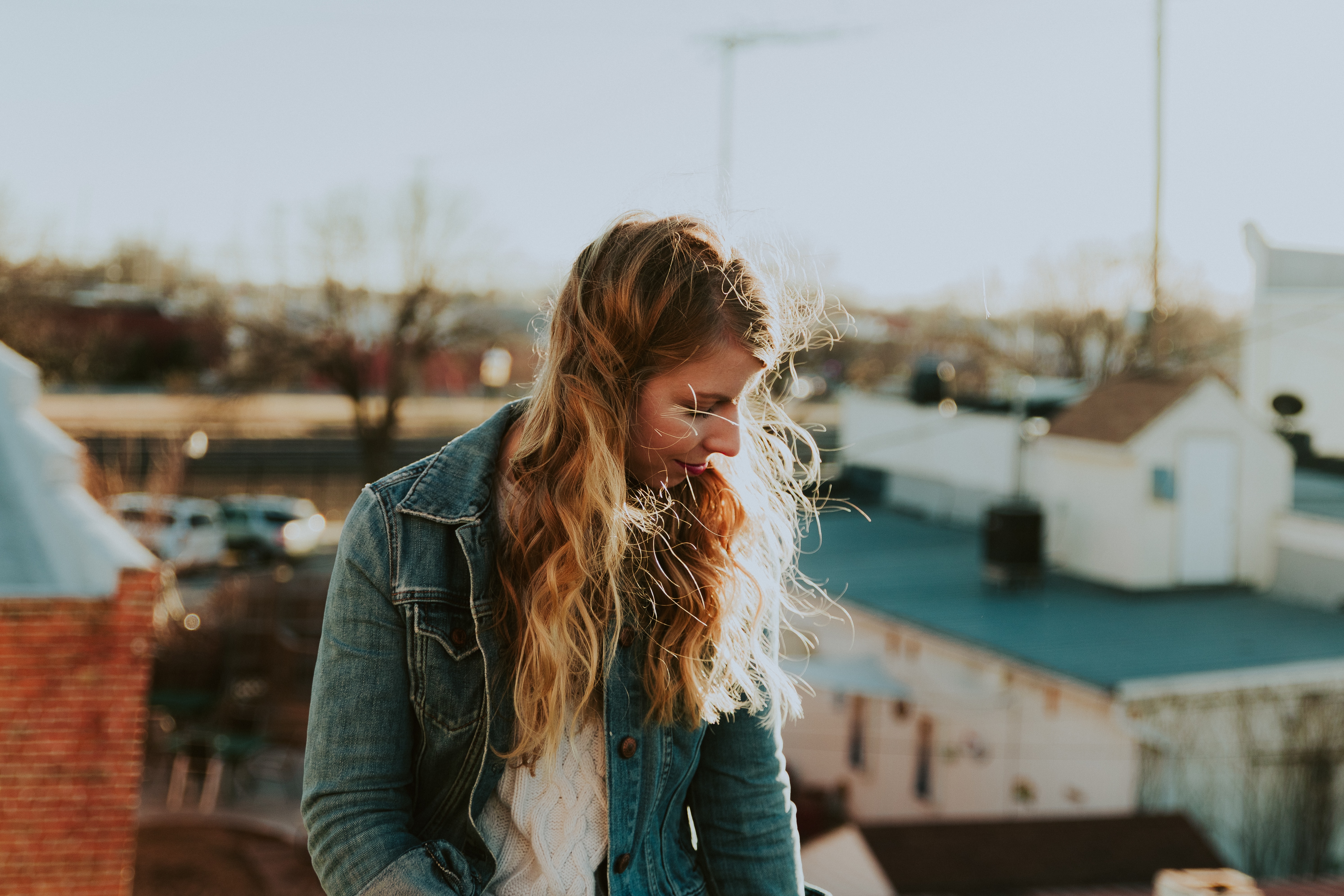 Mujer en el tejado | Fuente: Unsplash