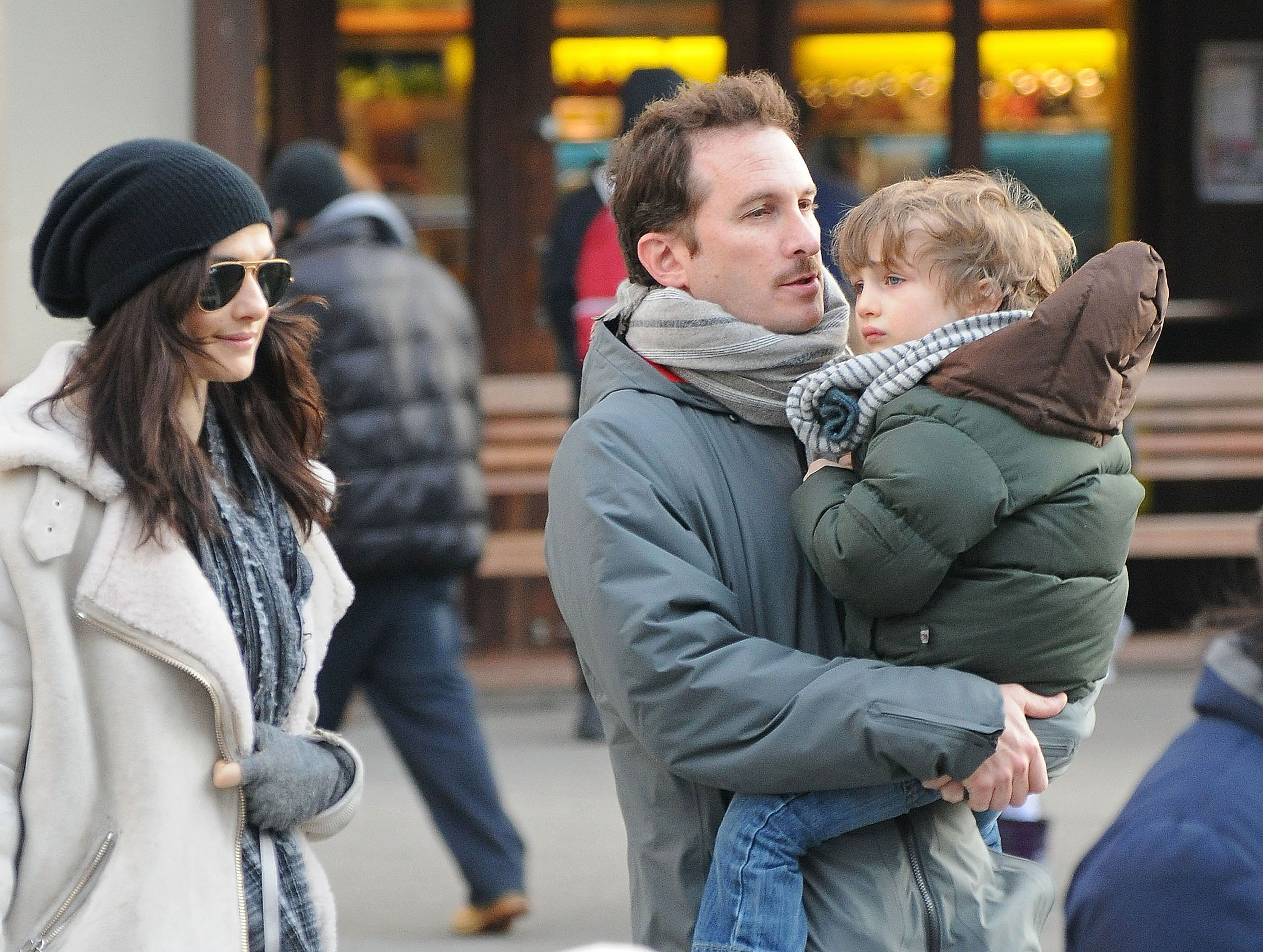 Rachel Weisz et Darren Aronofsky avec leur fils à New York le 5 janvier 2011. | Source : Getty Images