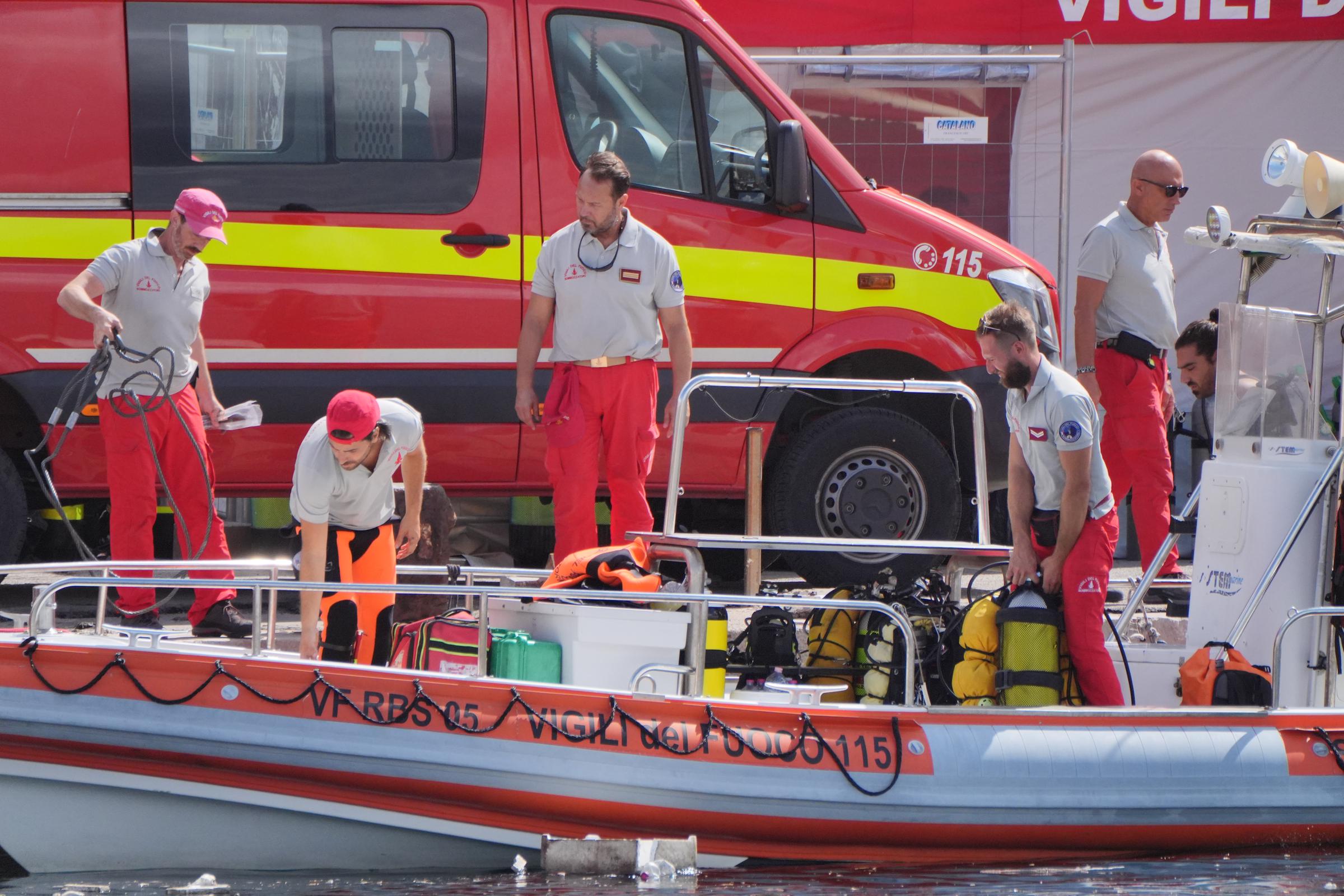 Italienische Rettungsdienste bereiten sich auf den Weg in das Gebiet vor der sizilianischen Küste vor, aufgenommen am 20. August 2024. | Quelle: Getty Images