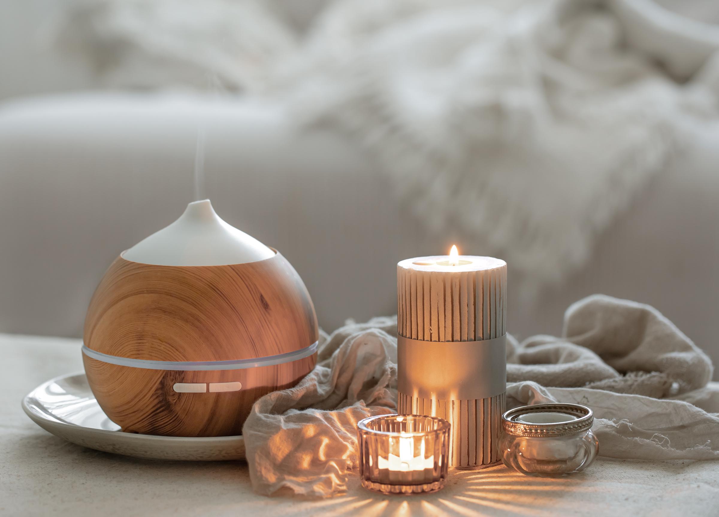 Diffuseur et bougies allumées. | Source : Freepik