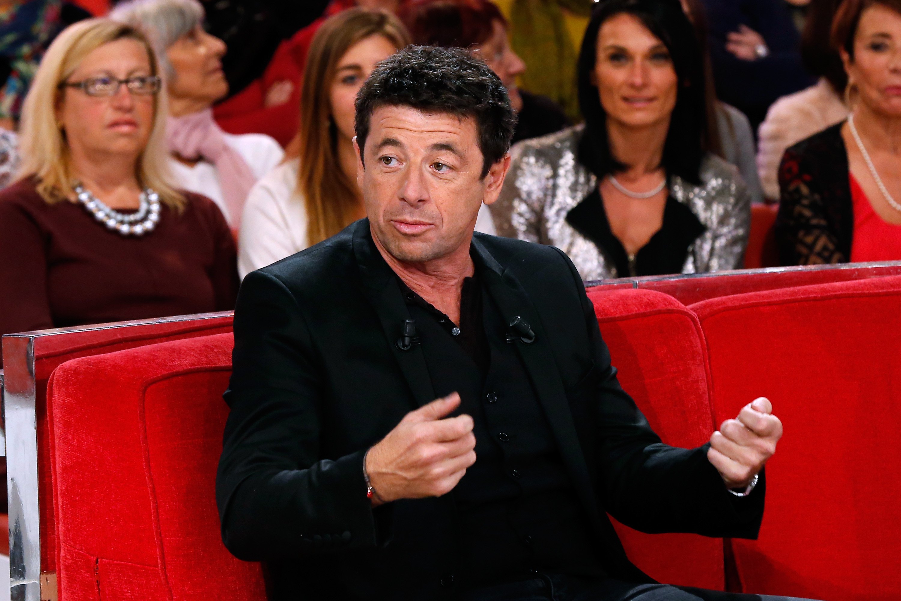 Le chanteur Patrick Bruel présente l'album "Corsu Mezu Mezu" lors de "Vivement Dimanche" au Pavillon Gabriel, le 13 octobre 2015 à Paris, France. | Photo : Getty Images 