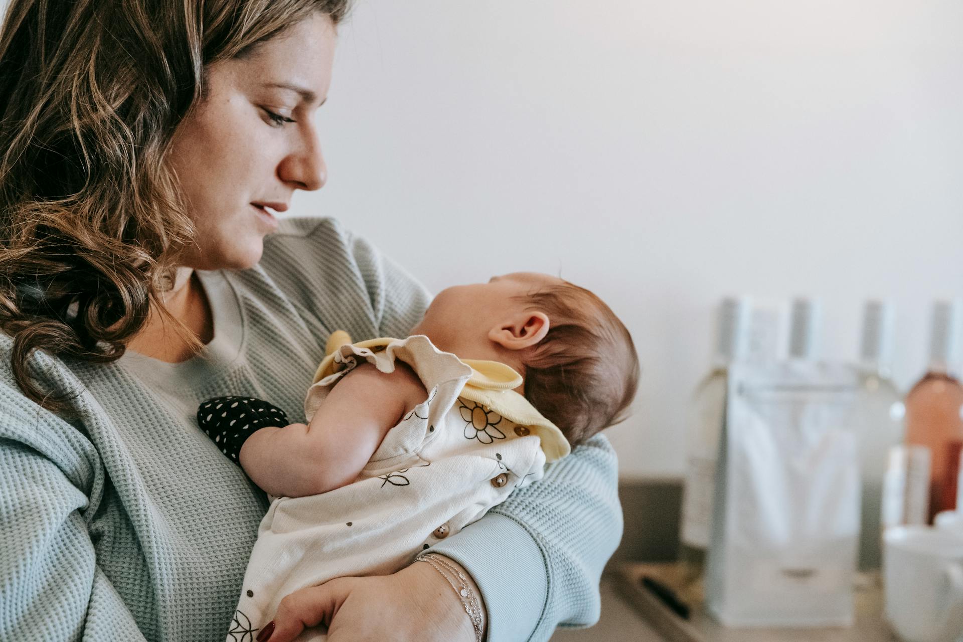 Une mère déprimée qui regarde son bébé | Source : Pexels