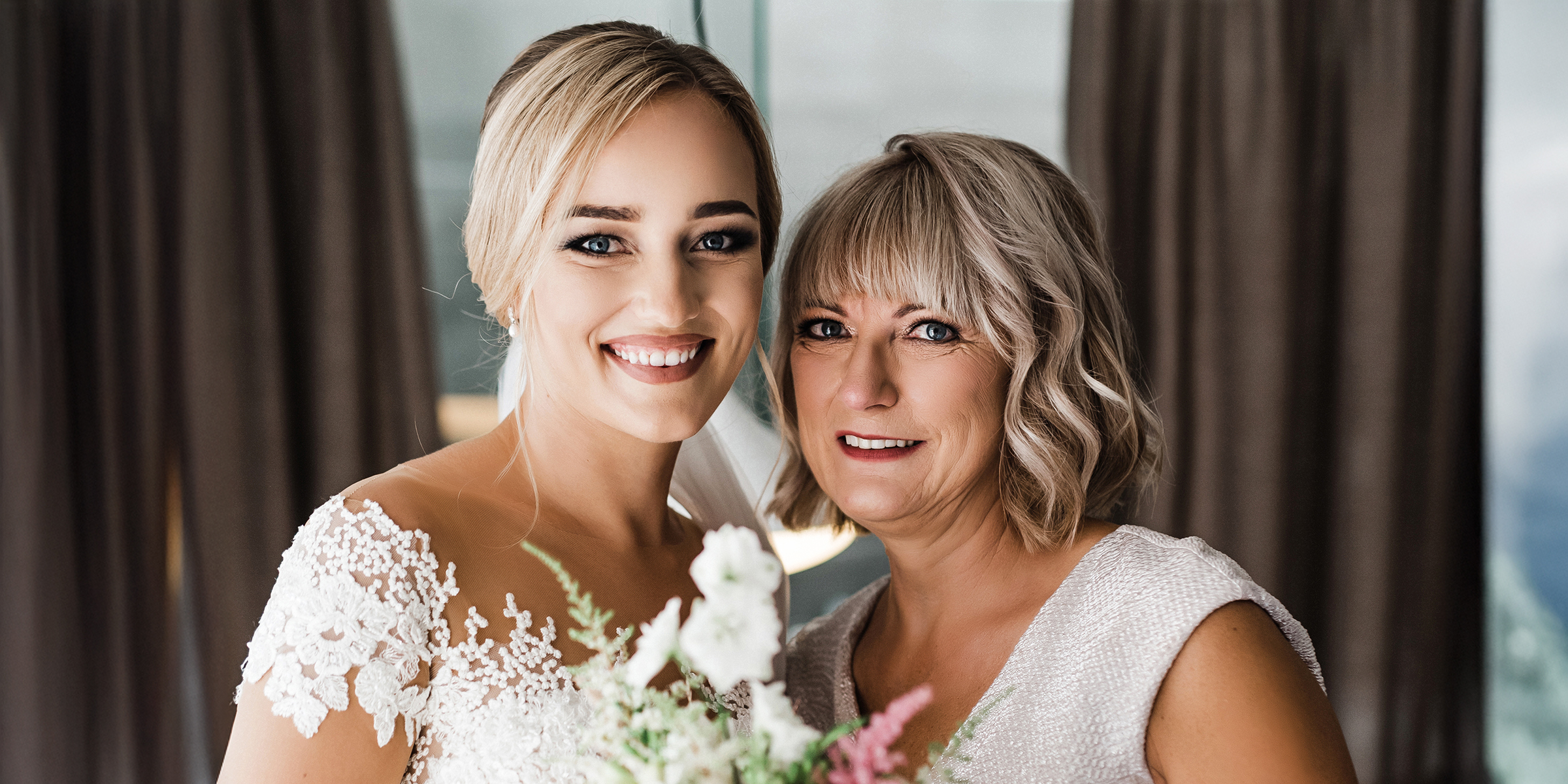 Une mariée souriante avec sa mère | Source : Shutterstock