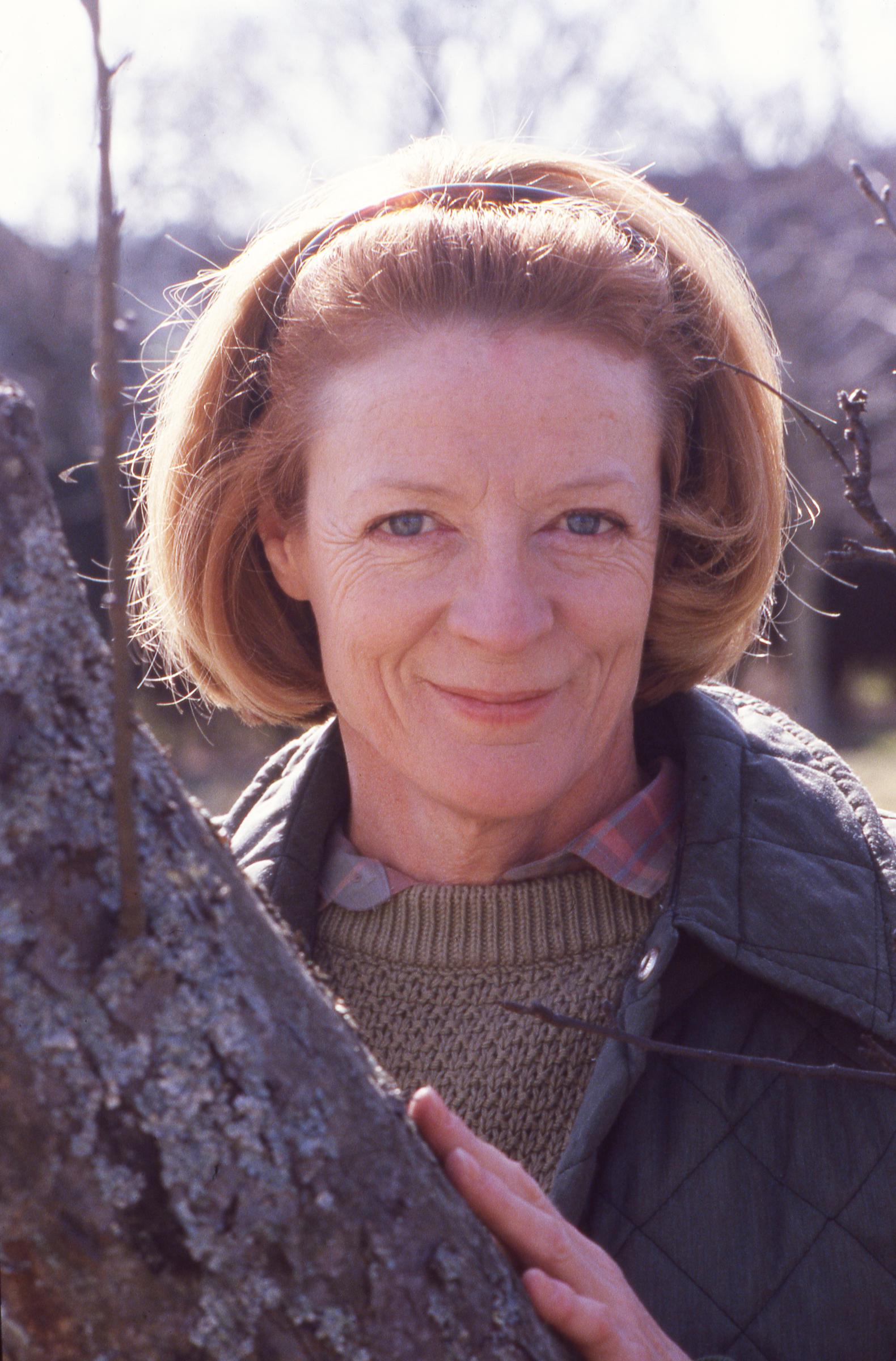 Maggie Smith photographiée dans sa maison de campagne du Sussex, le 1er janvier 1986, dans le Sussex, en Angleterre. | Source : Getty Images