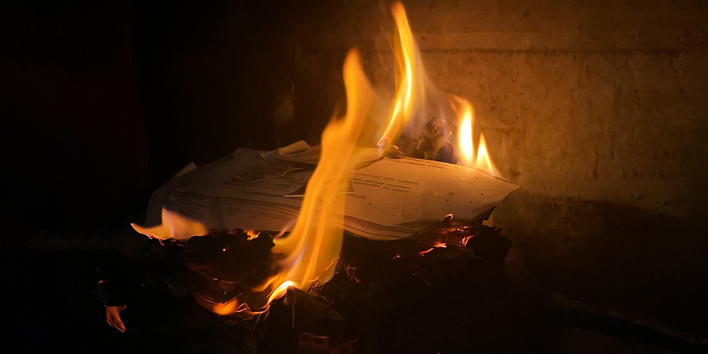 Des documents qui brûlent dans une cheminée | Source : Pexels