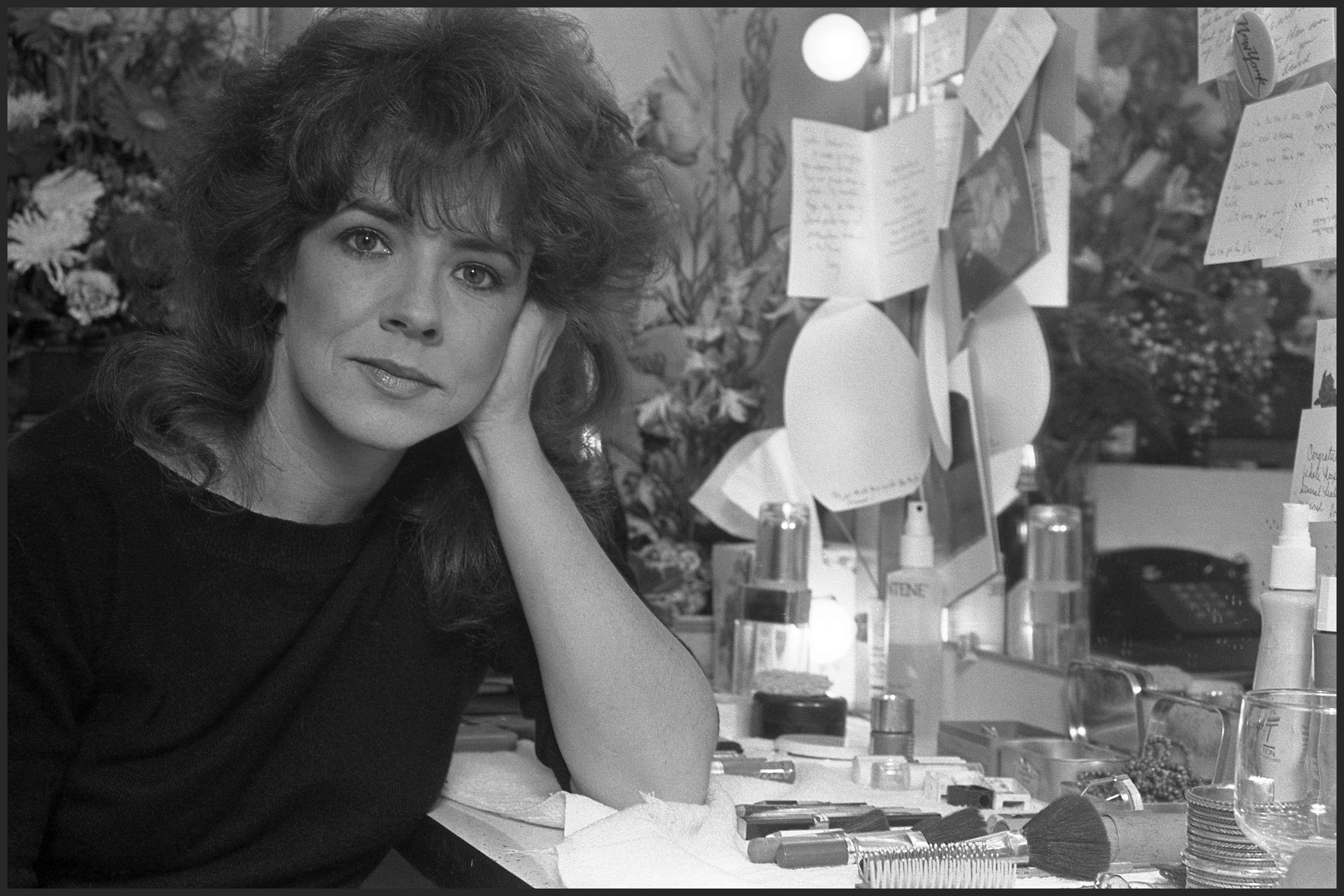 Stockard Channing alors qu'elle pose dans sa loge au Longacre Theater le 1er janvier 1985 à New York. | Source : Getty Images