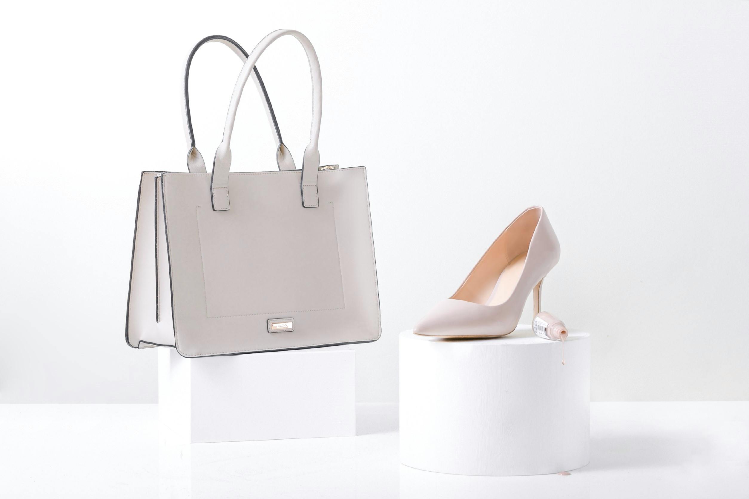 Un sac et une chaussure exposés | Source : Pexels