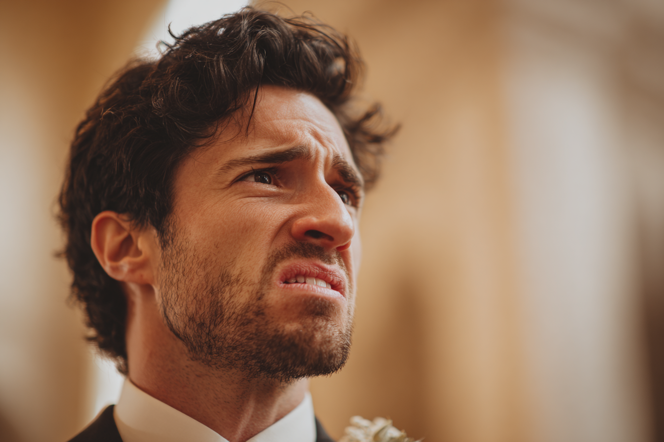 Un homme qui ricane de dégoût | Source : Midjourney