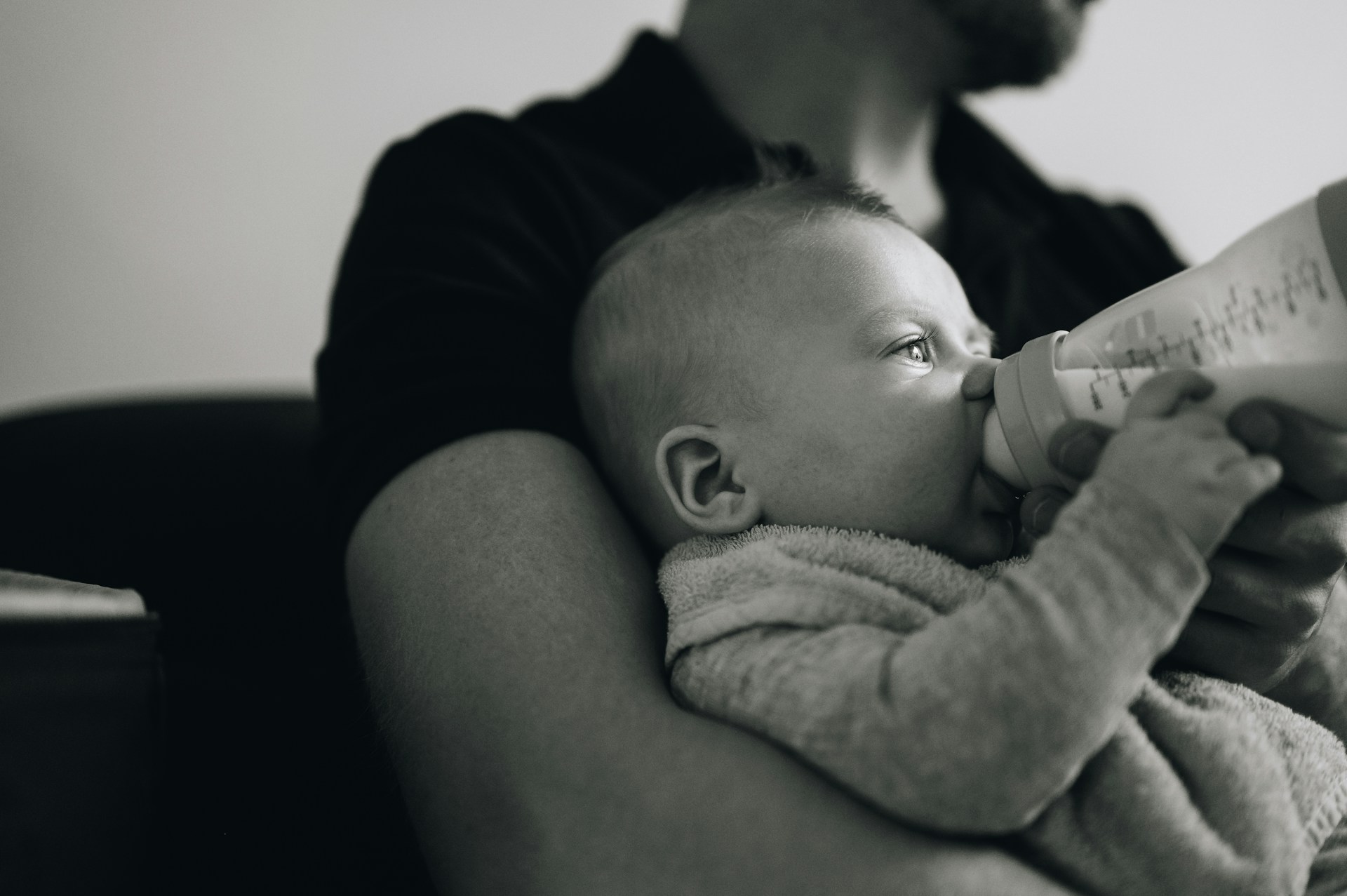 Un père nourrit son bébé | Source : Unsplash