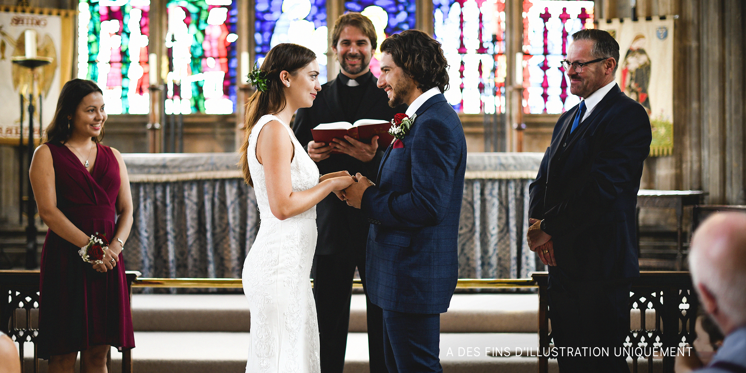Un couple devant l'autel | Source : Shutterstock