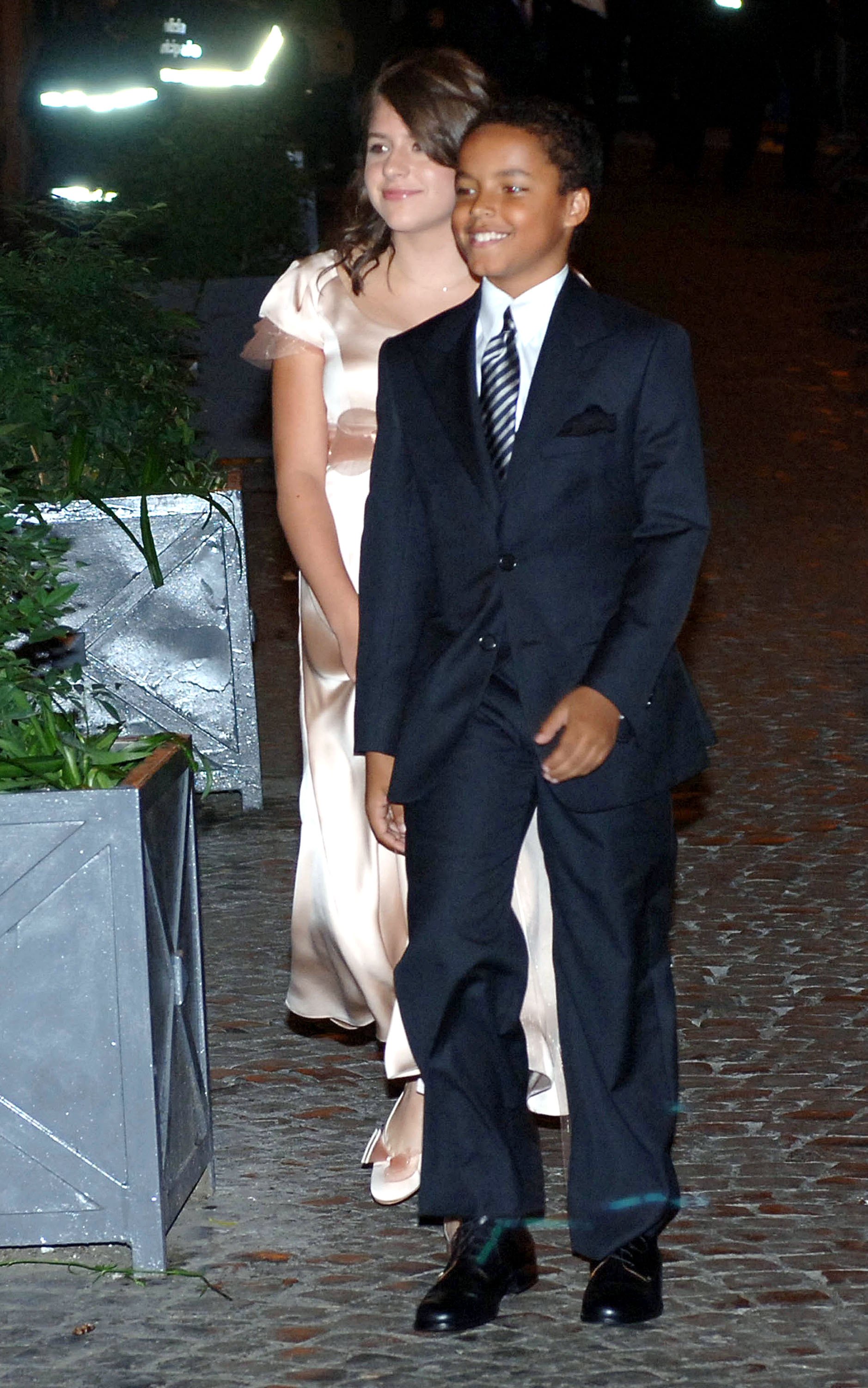 Isabella et Connor Cruise dans le centre de Rome avant un dîner avec Katie Holmes et Tom Cruise le 16 novembre 2006 à Rome, Italie | Source : Getty Images