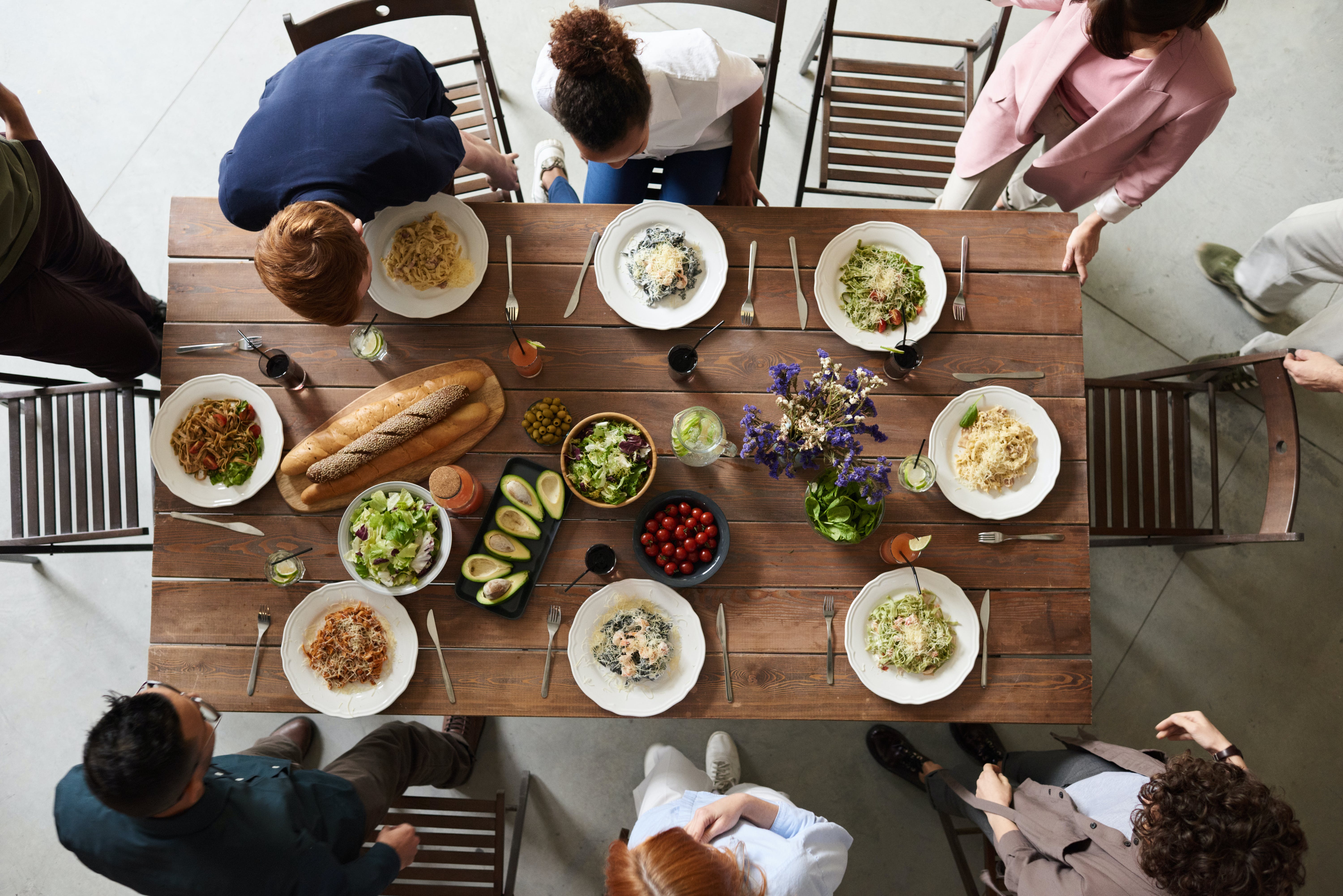 Des amis partageant un repas ensemble | Source : Pexels