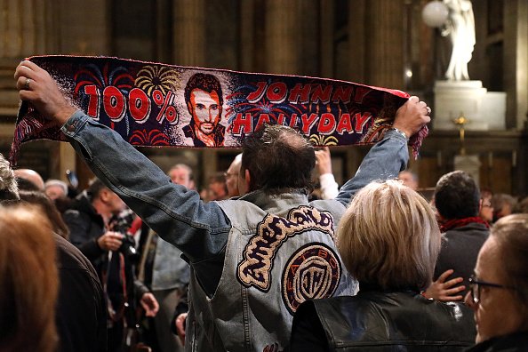 Les fans assistent à une messe pour commémorer l'anniversaire de la mort de Johnny Hallyday le 9 décembre 2018 à Paris | Photo : Getty Images
