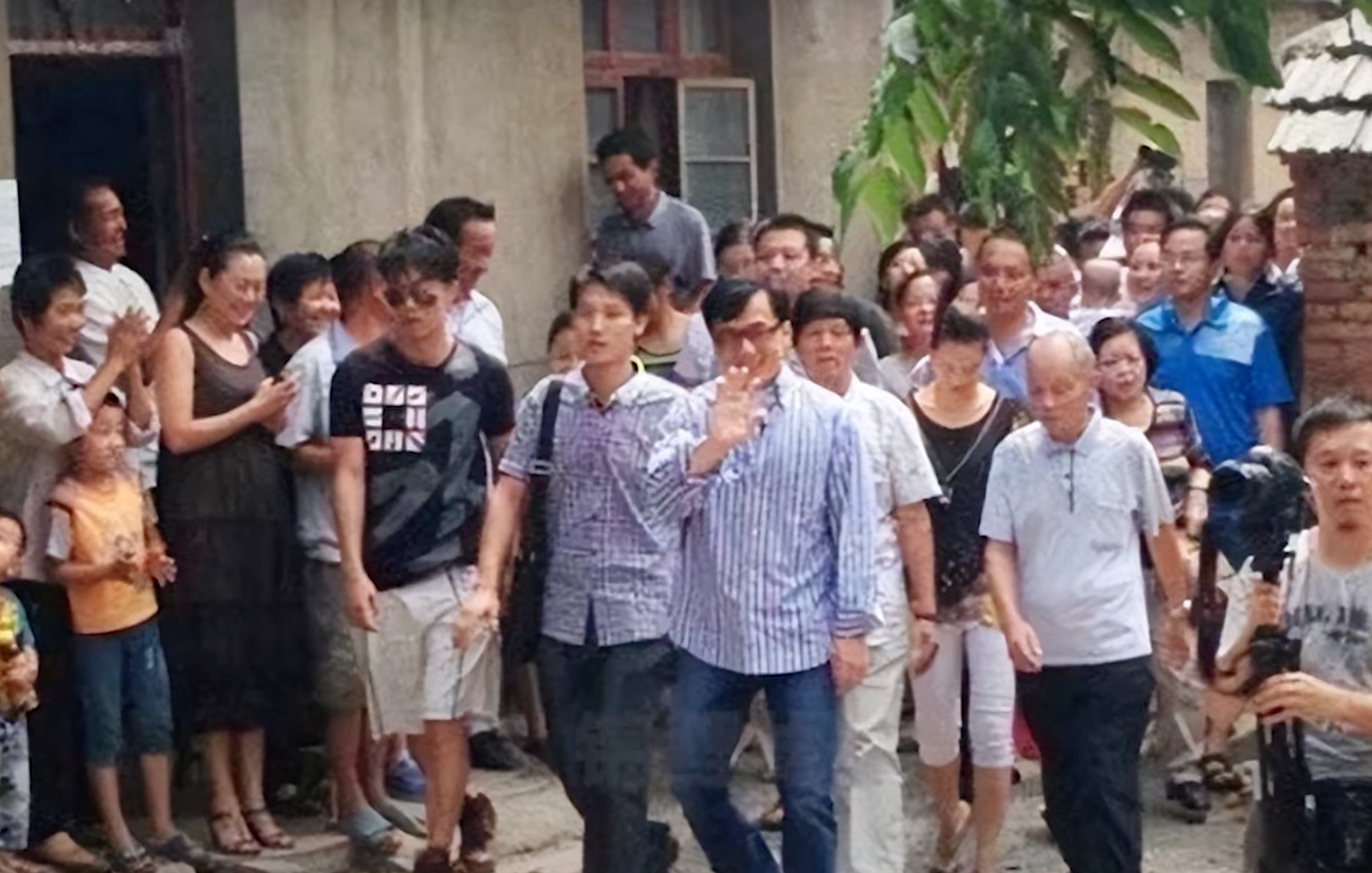 Jackie Chan en visite à Wuhu, en Chine. | Source : Youtube.com/锦鲤娱塘