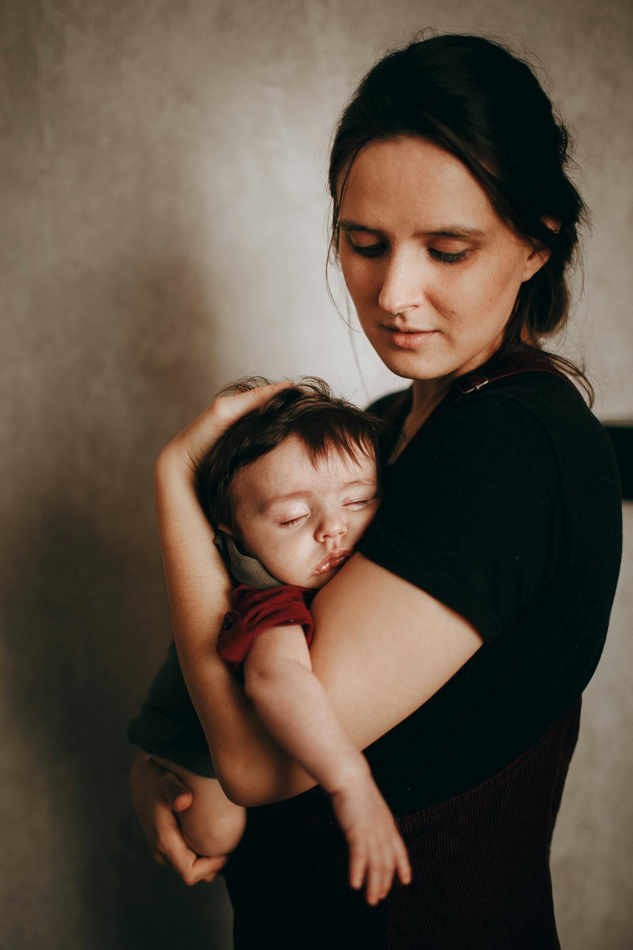 Une femme tenant un bébé garçon | Source : Pexels