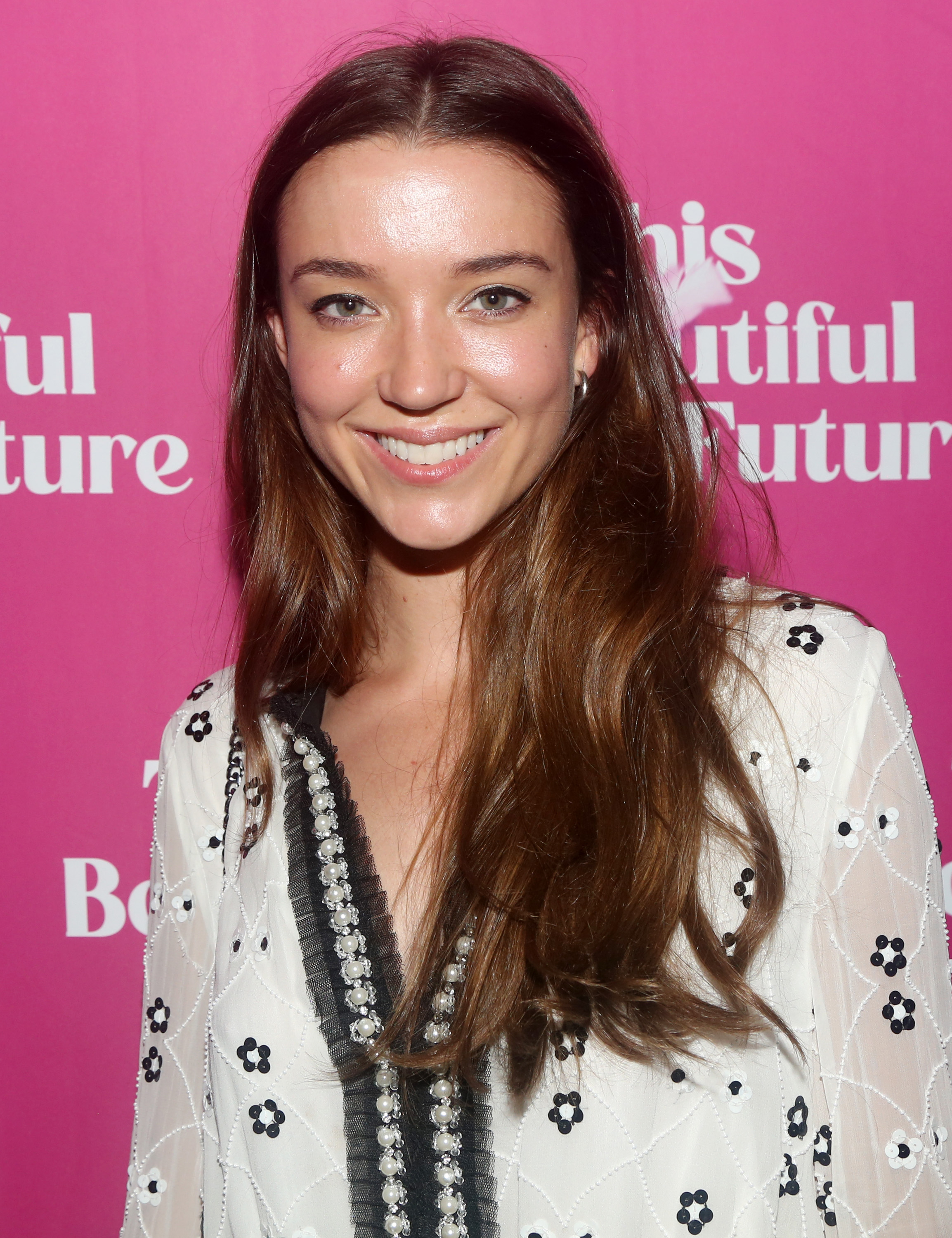 La mariée pose lors de la première de la nouvelle pièce "This Beautiful Future" au Cherry Lane Theatre, le 20 septembre 2022  | Source : Getty Images