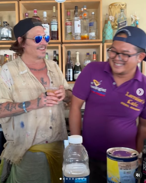 Johnny Depp et @killerbartender au Lorraine's Cafe &amp; High Tide à Exuma, aux Bahamas, le 30 août 3034 | Source : Instagram/killerbartender