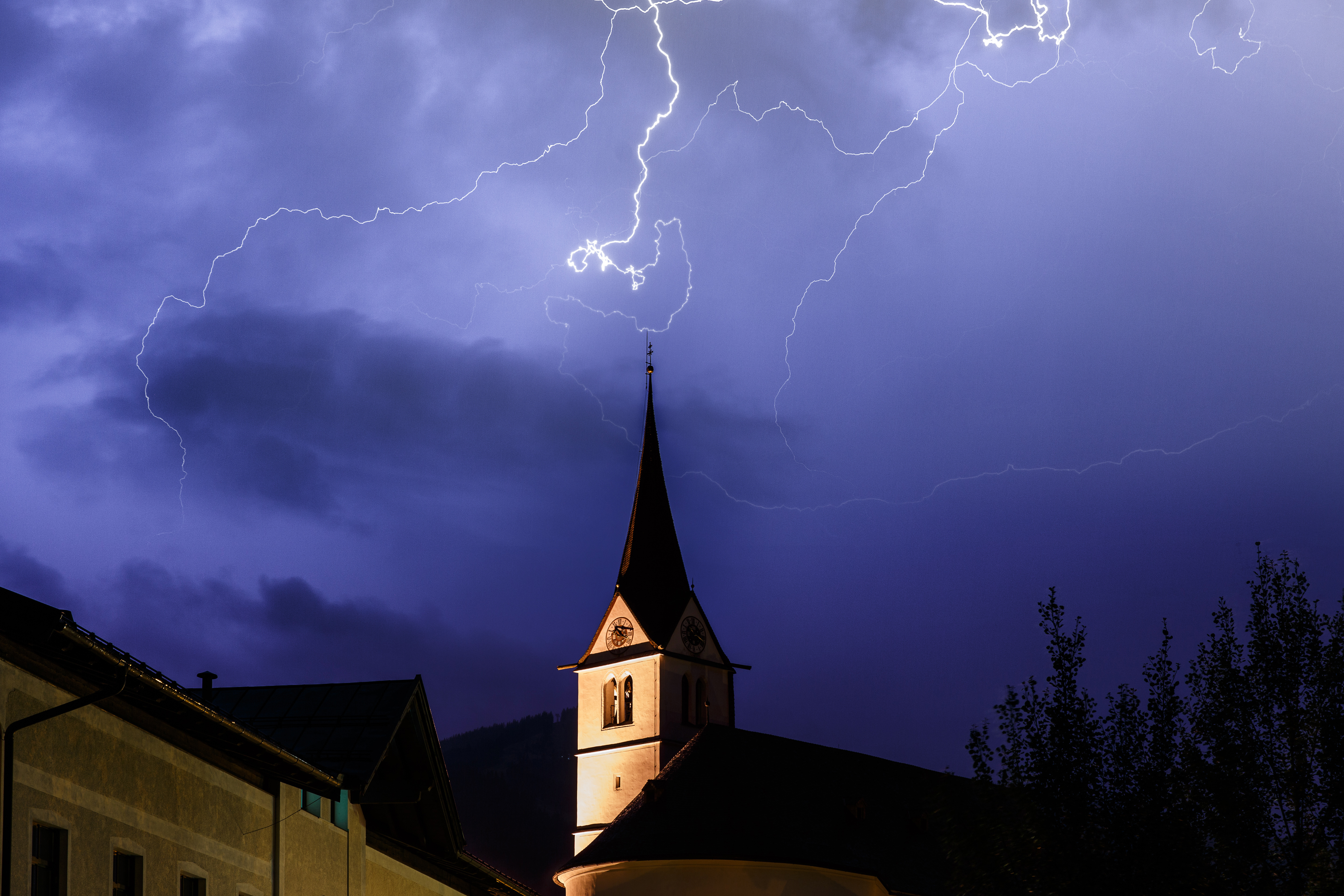 Un orage avec une église au premier plan | Source : Shutterstock
